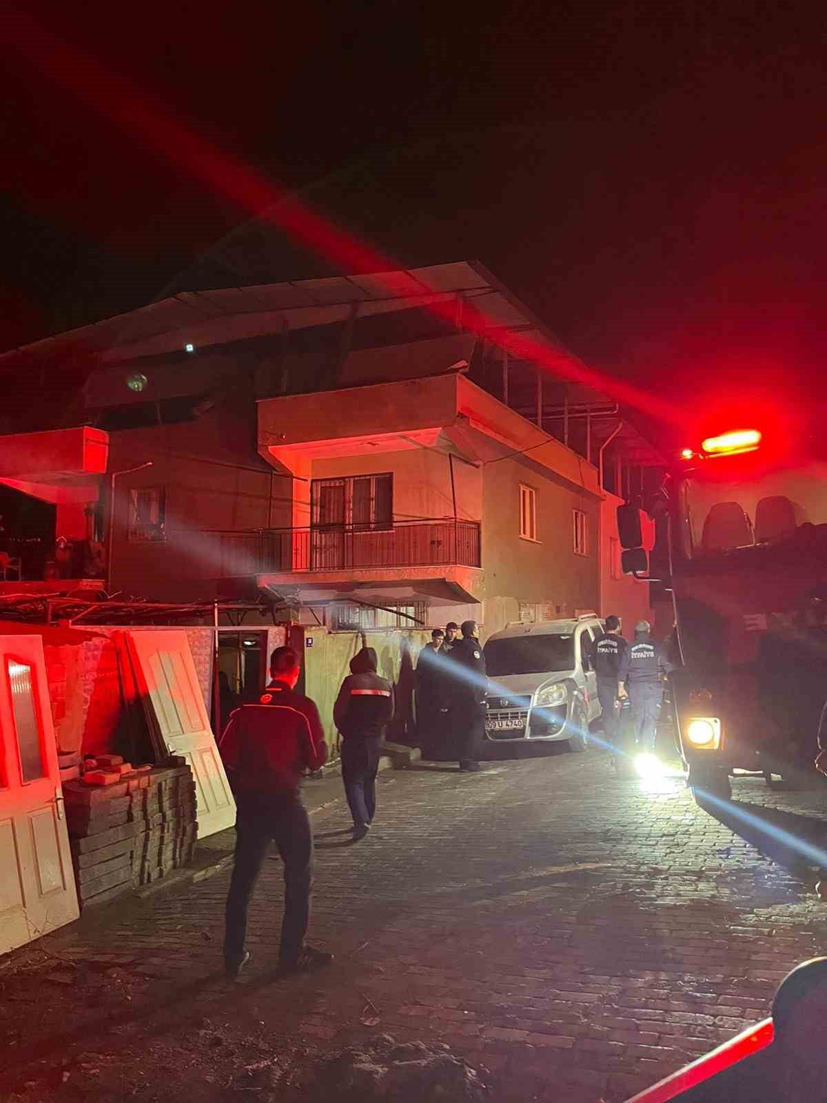 AYDIN’DA EV YANGINI: 2 KİŞİ DUMANDAN ETKİLENDİ