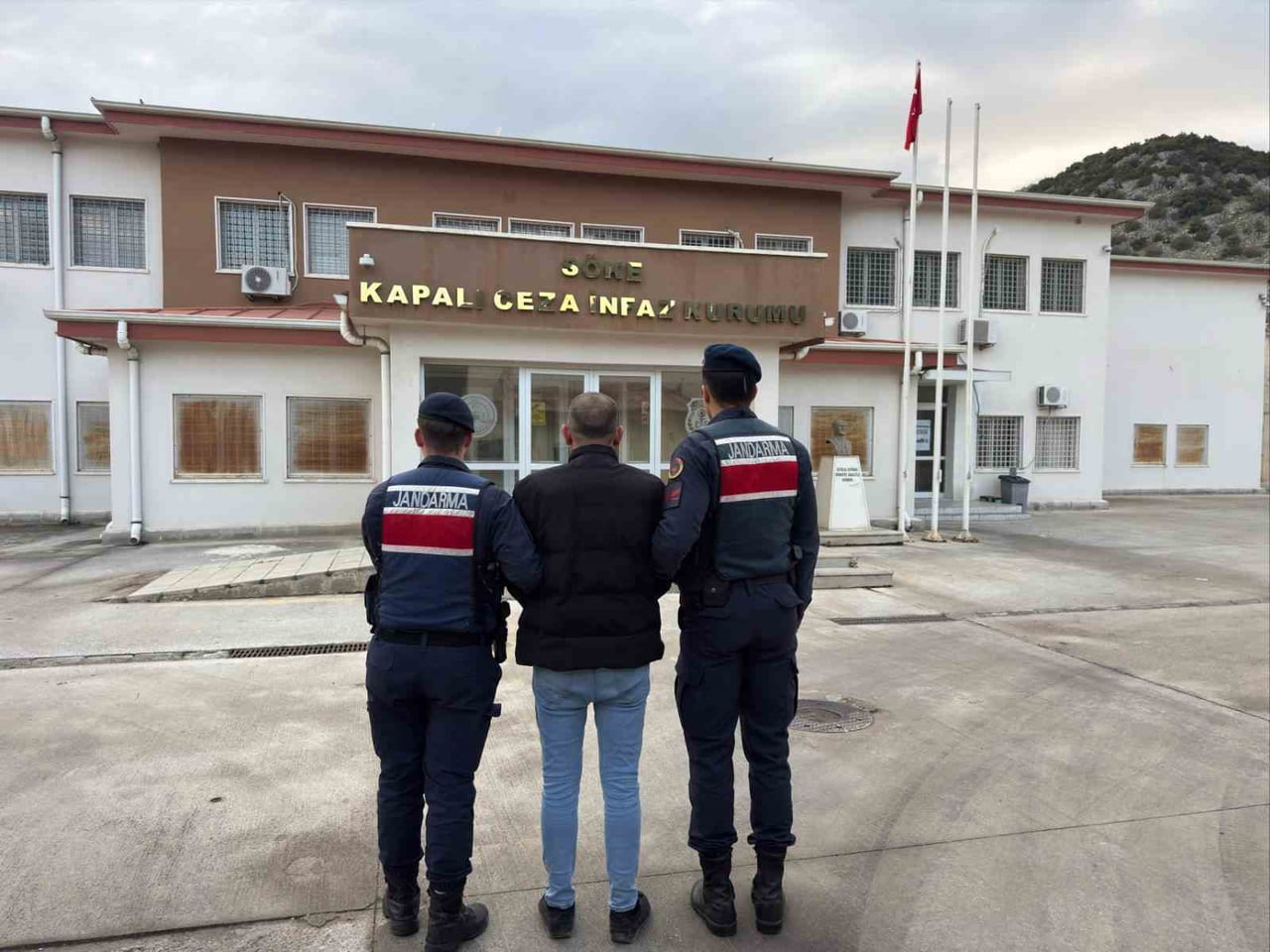 AYDIN’DA HAKKINDA 25 YIL 10 AY KESİNLEŞMİŞ HAPİS CEZASI BULUNAN HÜKÜMLÜ, JANDARMA EKİPLERİNİN...