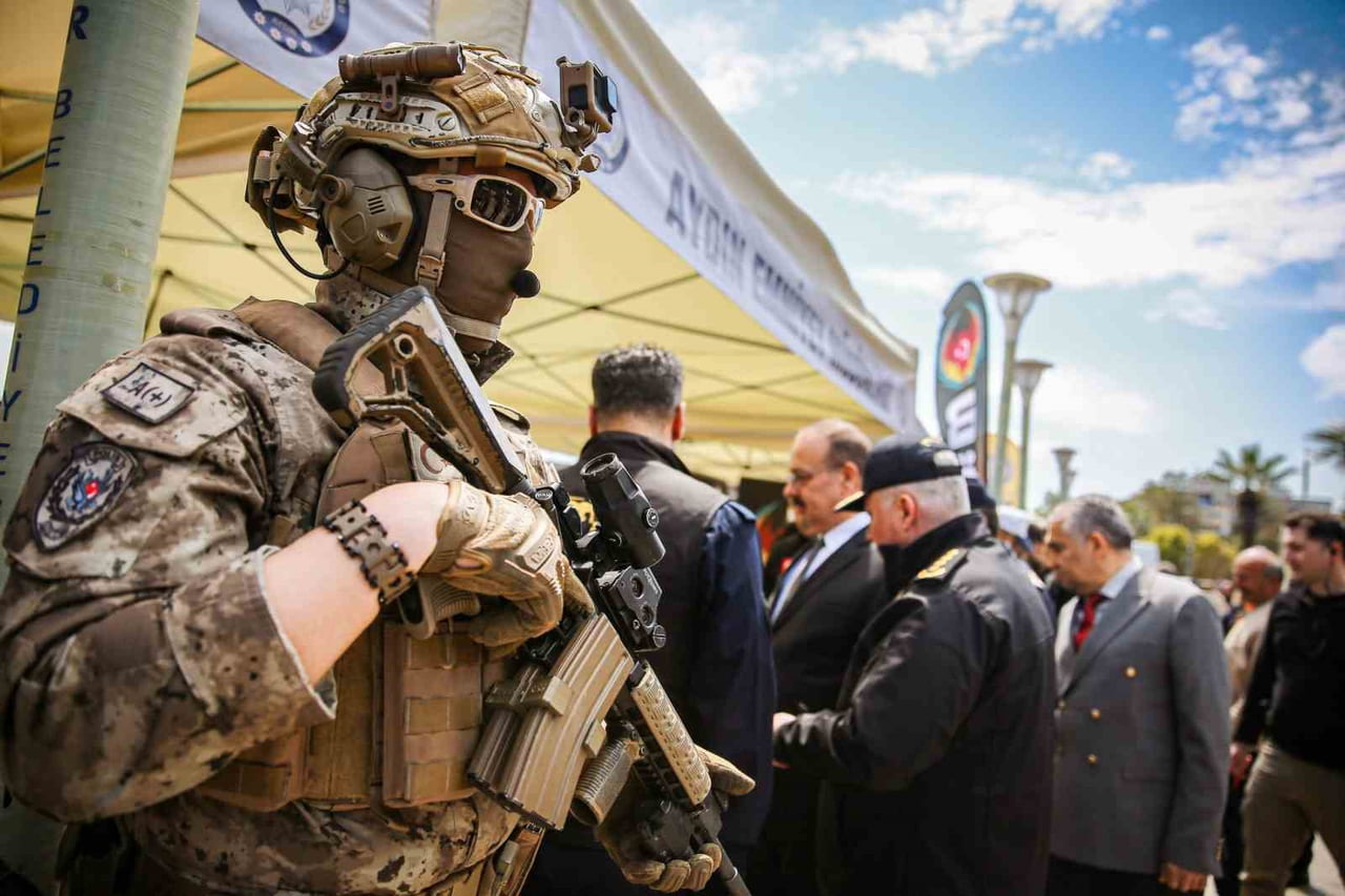 AYDIN’DA POLİS HAFTASI KAPSAMINDA KURULAN TANITIM STANDI VATANDAŞLARDAN YOĞUN İLGİ GÖRDÜ. EMNİYET...