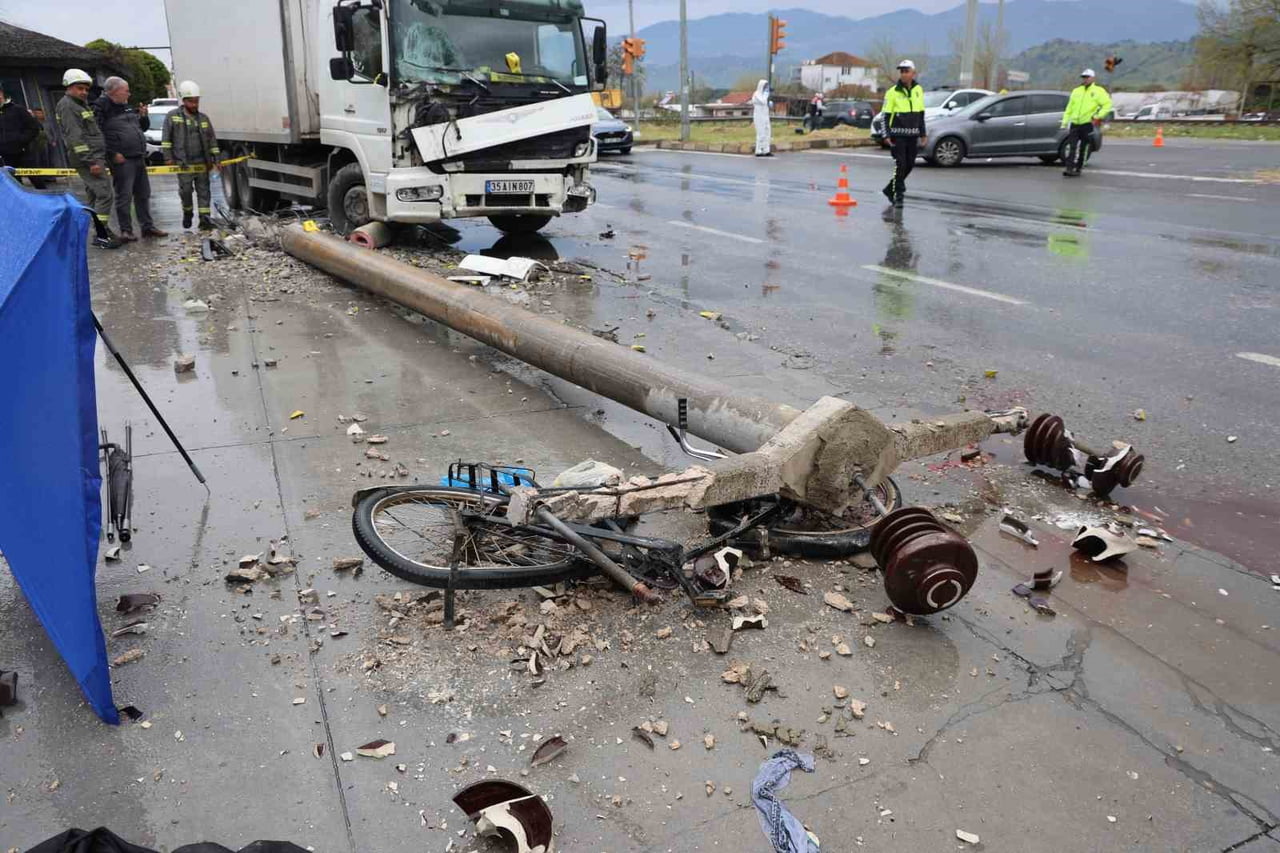AYDIN-DENİZLİ KARA YOLUNDA KAZAYA KARIŞAN ARACIN ÇARPTIĞI BETON ELEKTRİK DİREĞİ DEVRİLDİ. DEVRİLEN...
