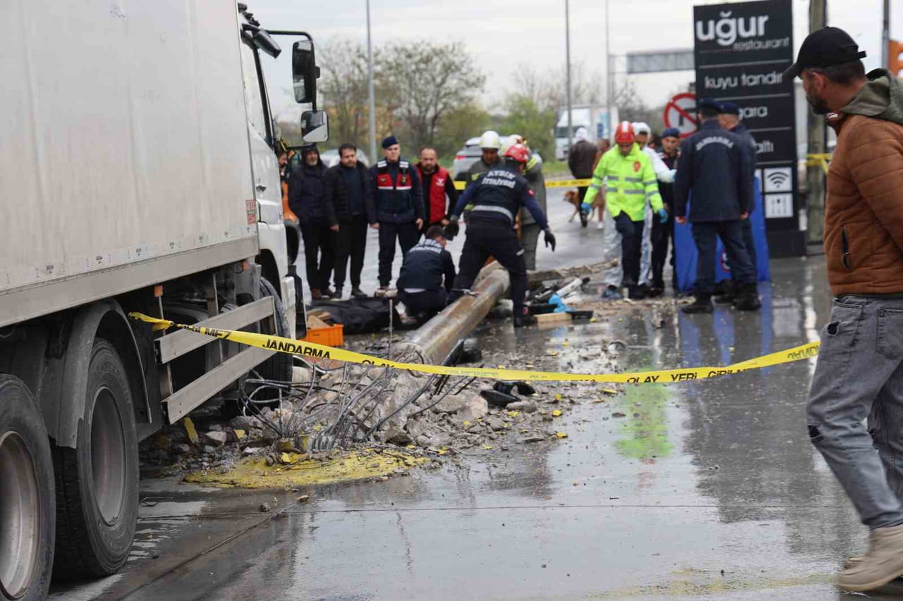 AYDIN-DENİZLİ KARA YOLUNDA KAZAYA KARIŞAN ARACIN ÇARPTIĞI BETON ELEKTRİK DİREĞİ DEVRİLDİ. DEVRİLEN...