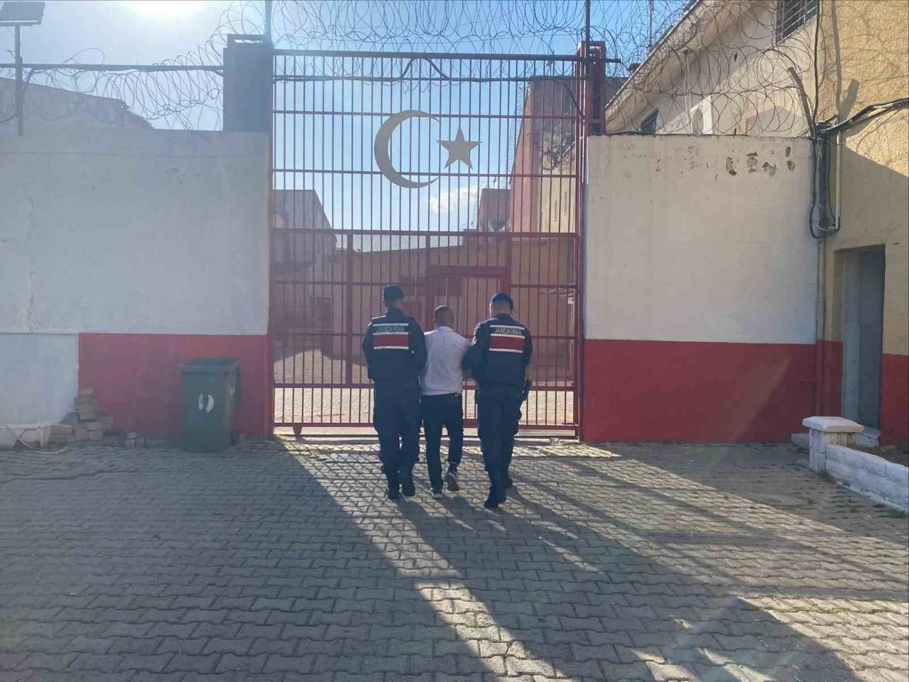 AYDIN GENELİNDE JANDARMA EKİPLERİNCE YÜRÜTÜLEN ÇALIŞMALAR KAPSAMINDA FARKLI SUÇLARDAN ARANAN VE...