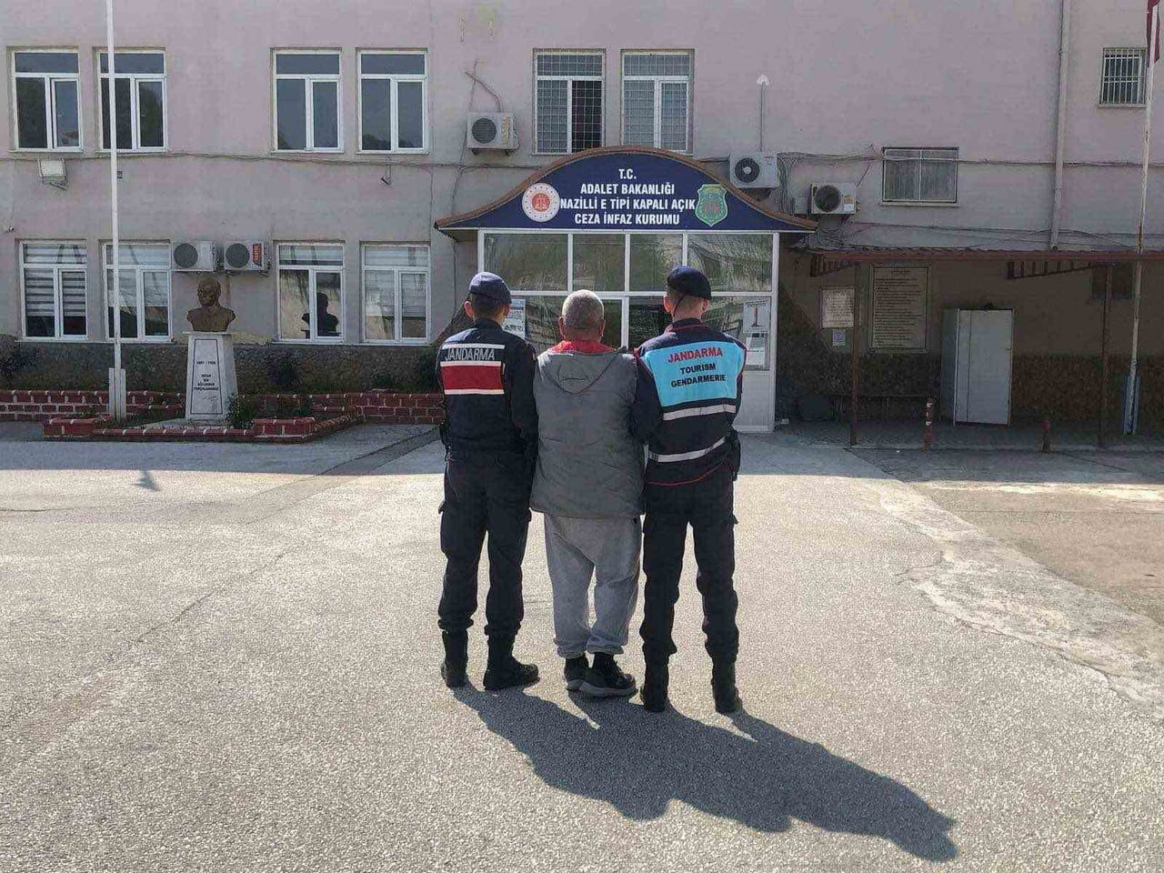 AYDIN GENELİNDE JANDARMA EKİPLERİNCE YÜRÜTÜLEN ÇALIŞMALAR KAPSAMINDA FARKLI SUÇLARDAN ARANAN VE...