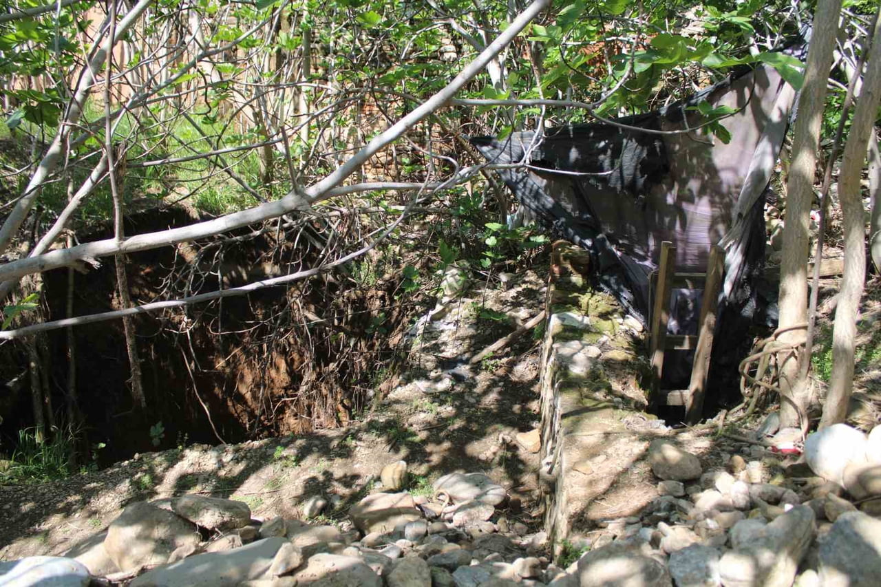 AYDIN’IN EFELER İLÇESİNDE BULUNAN TARİHİ KONAĞIN BAHÇE DUVARININ YIKILMASIYLA BAHÇEDE KAÇAK KAZI...