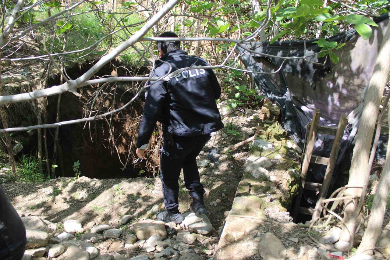 AYDIN’IN EFELER İLÇESİNDE BULUNAN TARİHİ KONAĞIN BAHÇE DUVARININ YIKILMASIYLA BAHÇEDE KAÇAK KAZI...