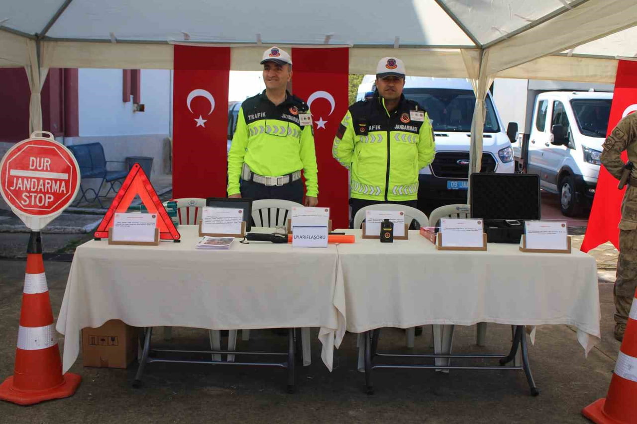 AYDIN’IN EFELER İLÇESİNDE LİSE ÖĞRENCİLERİYLE BİR ARAYA GELEN JANDARMA EKİPLERİ, KURDUKLARI...