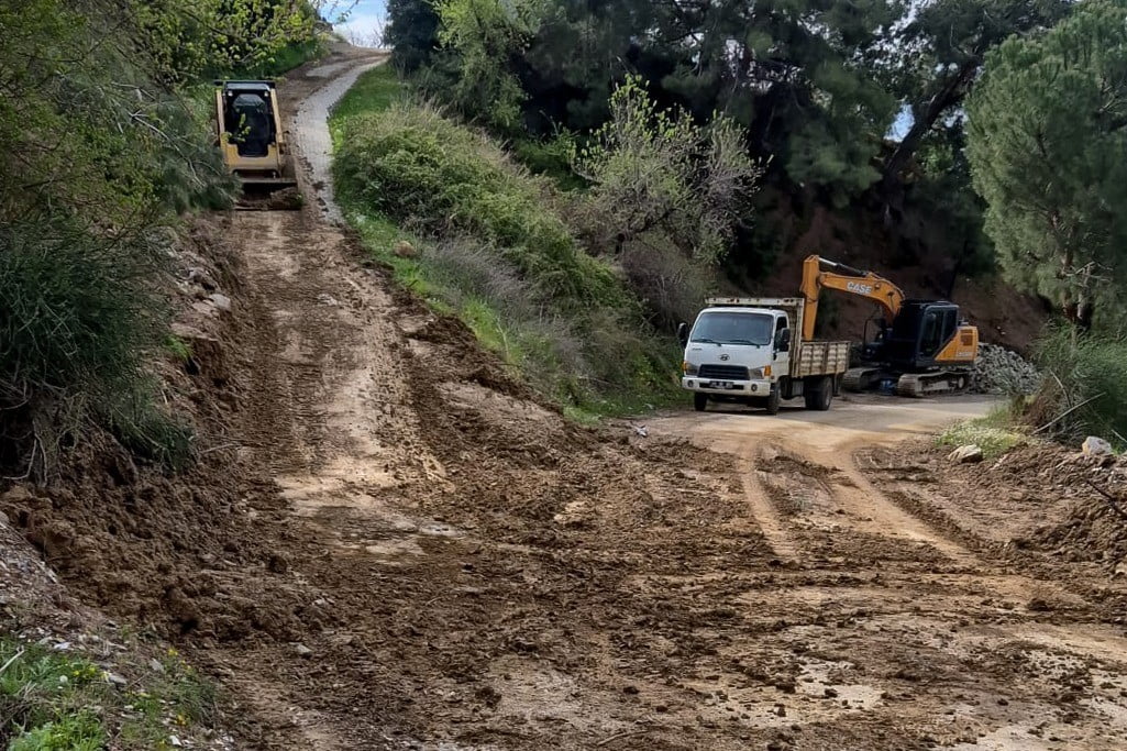 AYDIN’IN EFELER İLÇESİNDE SON GÜNLERDE ETKİLİ OLAN YAĞIŞLARIN ARDINDAN BOZULAN YOLLARDA ÇALIŞMA...