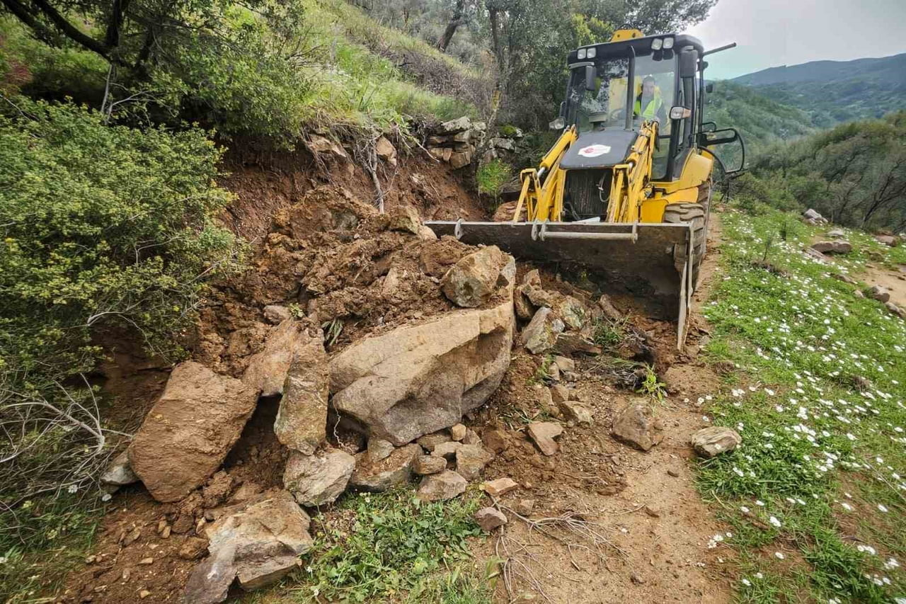 AYDIN’IN EFELER İLÇESİNDE SON GÜNLERDE ETKİLİ OLAN YAĞIŞLARIN ARDINDAN BOZULAN YOLLARDA ÇALIŞMA...