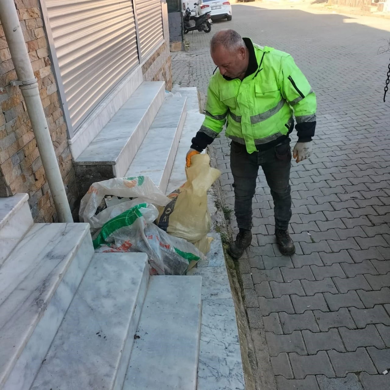 AYDIN’IN GERMENCİK İLÇESİNDE BELEDİYE EKİPLERİ TEMİZLİK ÇALIŞMALARINI SÜRDÜRÜRKEN, VATANDAŞLARA...