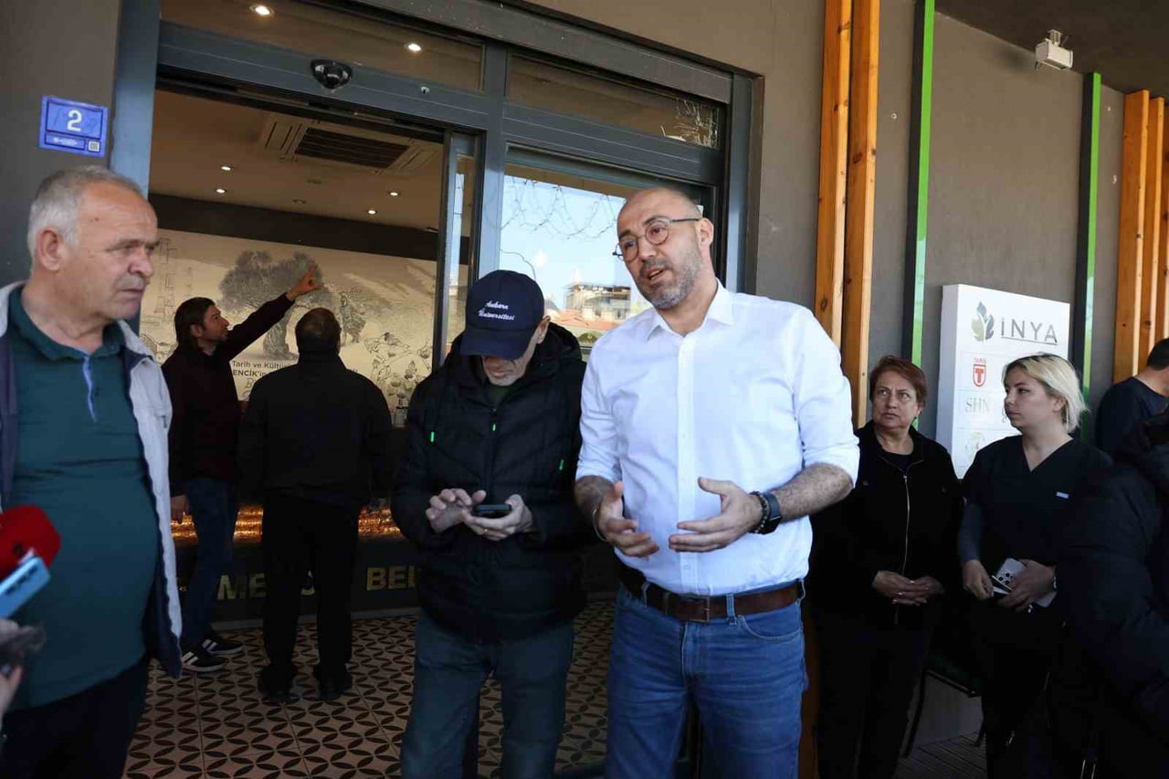 AYDIN’IN GERMENCİK İLÇESİNDE KURŞUNLANAN İNYA SATIŞ MAĞAZASI ÖNÜNDE AÇIKLAMA YAPAN GERMENCİK...