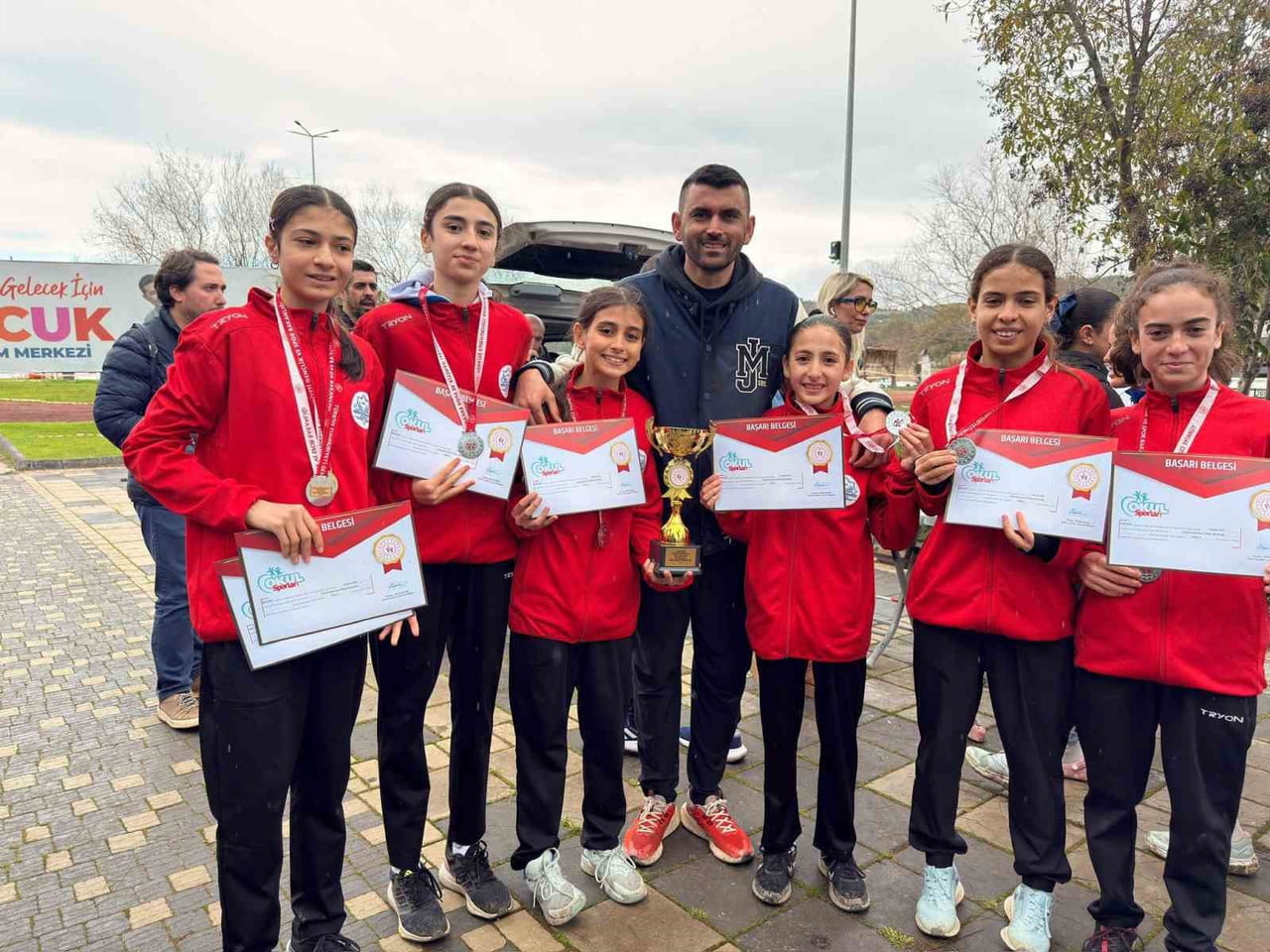 AYDIN’IN KUŞADASI İLÇESİNDE DÜZENLENEN OKULLAR ARASI YILDIZLAR KROS TÜRKİYE ŞAMPİYONASI’NDA...
