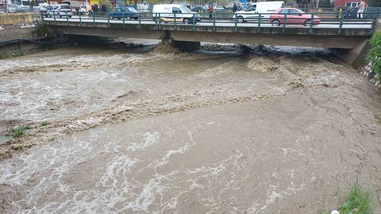 AYDIN’IN MERKEZ İLÇESİNDEKİ EFELER’DE ETKİLİ OLAN SAĞANAK YAĞIŞIN ARDINDAN YAĞMUR SULARI DEREYİ...