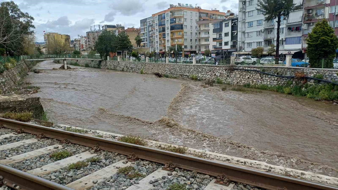 AYDIN’IN MERKEZ İLÇESİNDEKİ EFELER’DE ETKİLİ OLAN SAĞANAK YAĞIŞIN ARDINDAN YAĞMUR SULARI DEREYİ...