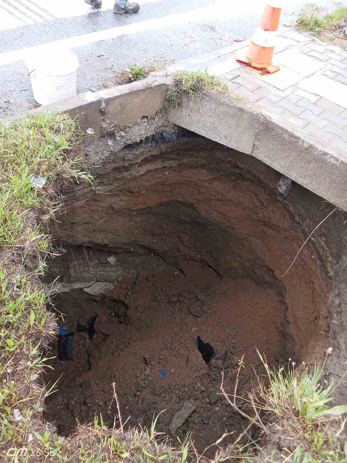 AYDIN’IN SÖKE İLÇESİNDE BAĞARASI KAVŞAĞINDA OLUŞAN OBRUK KISA SÜRELİ ENDİŞEYE YOL...
