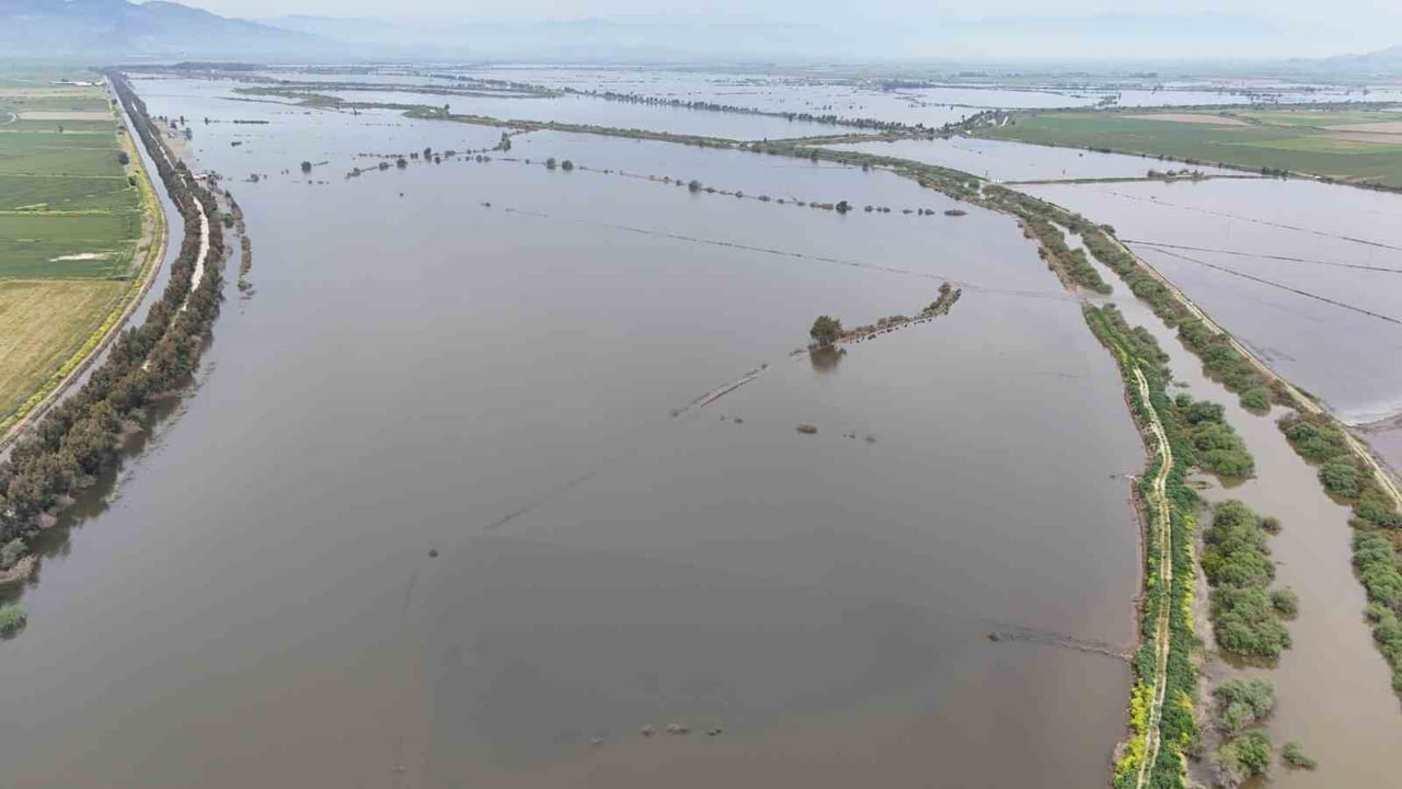 AYDIN’IN SÖKE İLÇESİNDEN GEÇEN BÜYÜK MENDERES NEHRİ’NİN TAŞMASI SONUCU SULAR ALTINDA KALAN BİRÇOK...