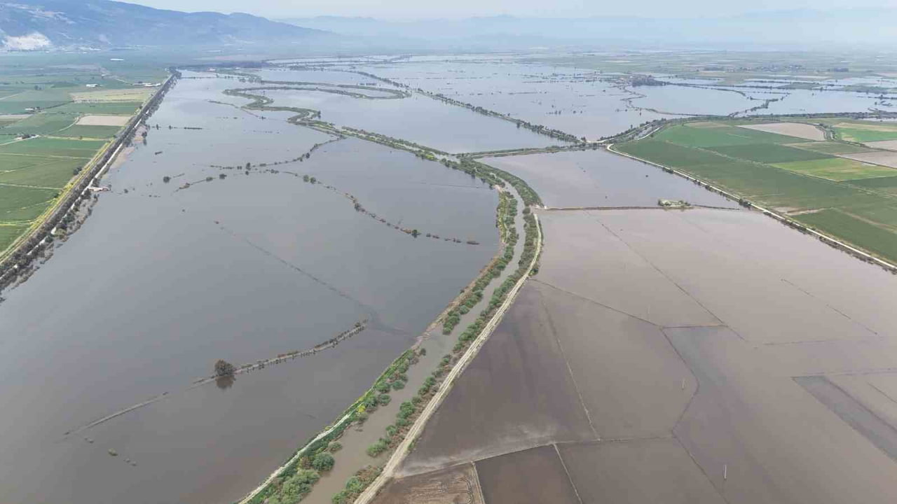 AYDIN’IN SÖKE İLÇESİNDEN GEÇEN BÜYÜK MENDERES NEHRİ’NİN TAŞMASI SONUCU SULAR ALTINDA KALAN BİRÇOK...