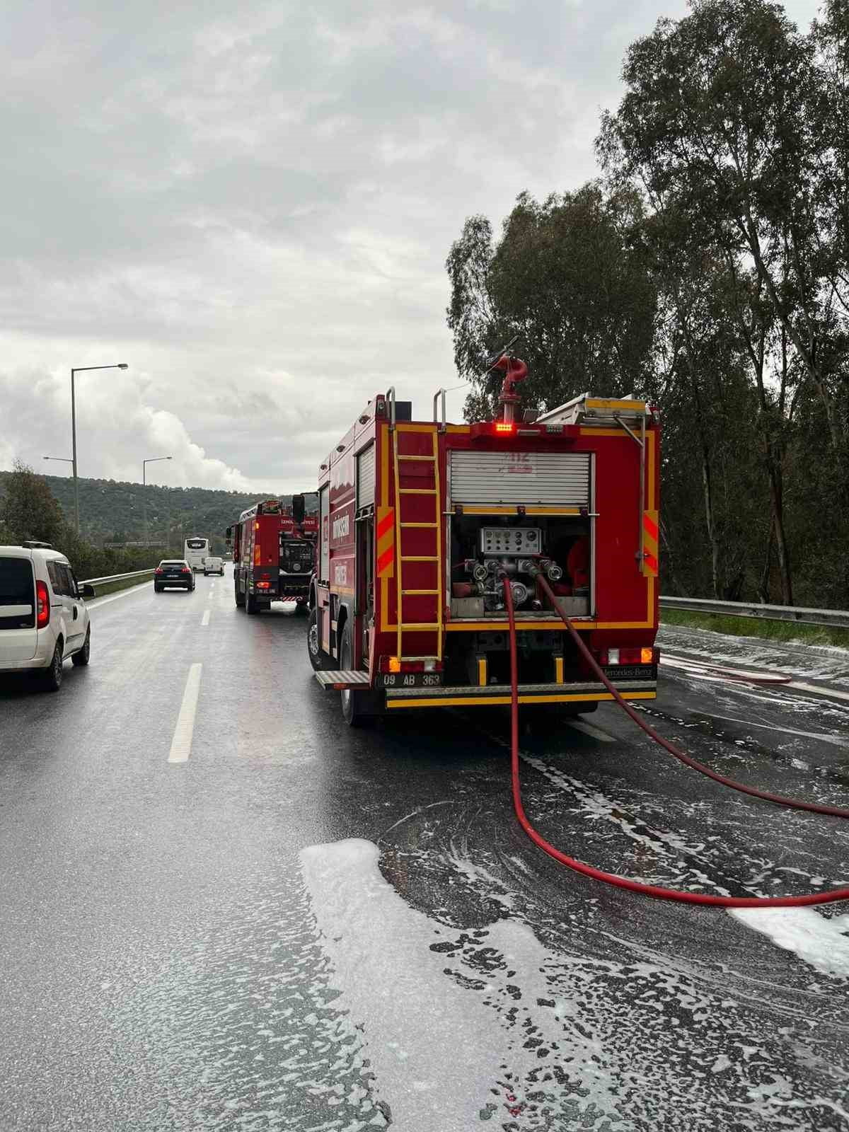AYDIN-İZMİR OTOYOLU ÜZERİNDE TOMRUK YÜKLÜ TIR, ALEV TOPUNA DÖNERKEN, YANGIN, İTFAİYENİN...