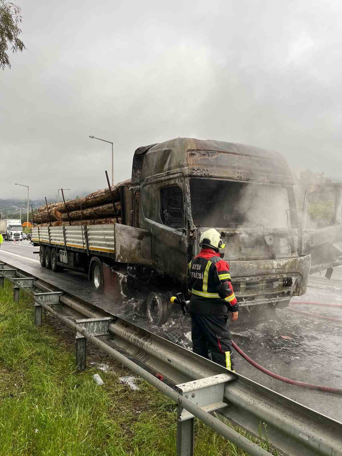 AYDIN-İZMİR OTOYOLU ÜZERİNDE TOMRUK YÜKLÜ TIR, ALEV TOPUNA DÖNERKEN, YANGIN, İTFAİYENİN...