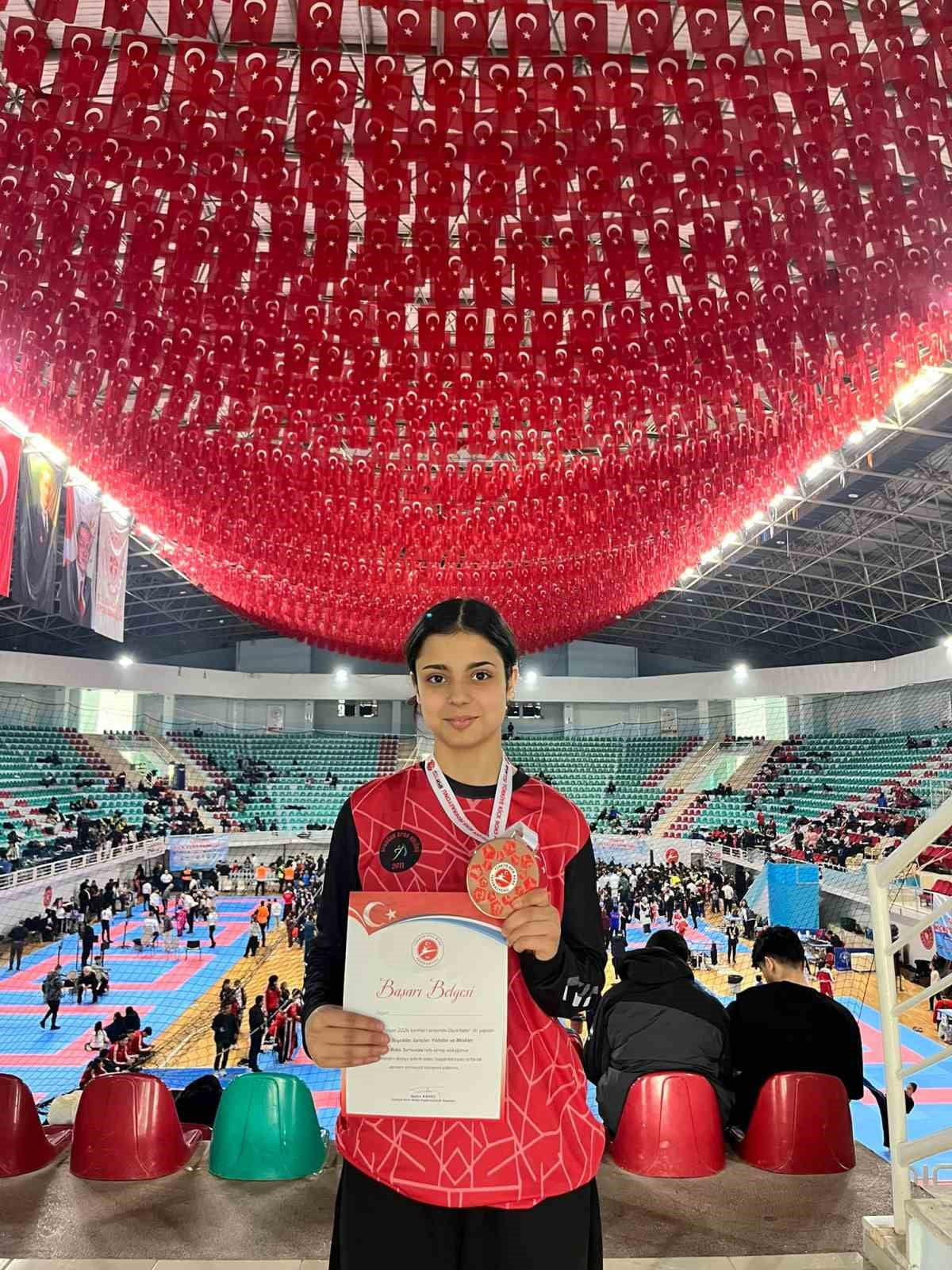 AYŞE HÜMEYRA ATEŞ-KİCK BOKS SPORCUSU