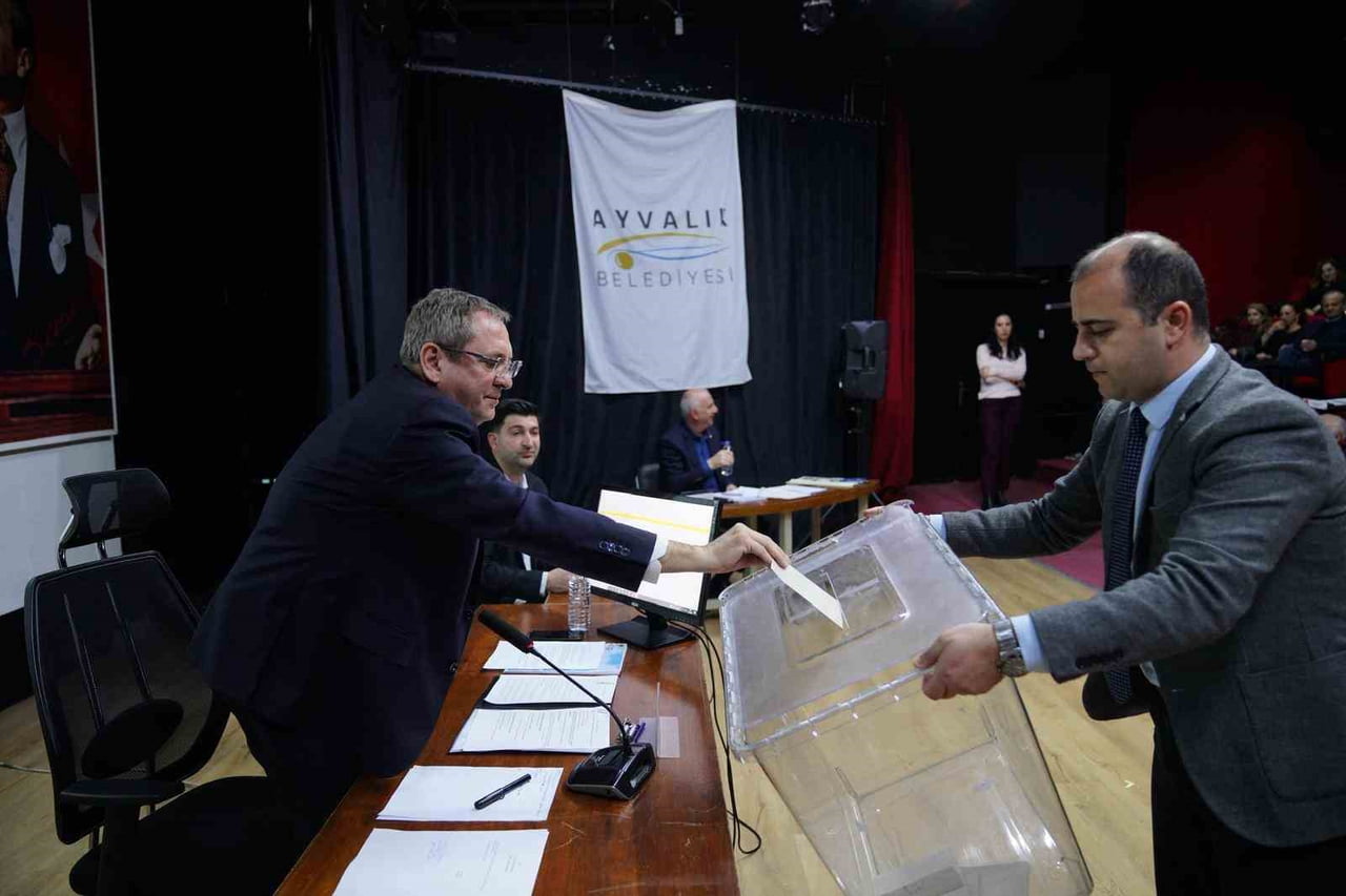 AYVALIK BELEDİYESİ’NİN NİSAN AYI OLAĞAN MECLİS TOPLANTISI, VURAL SİNEMASI NEJAT UYGUR SAHNESİ’NDE...