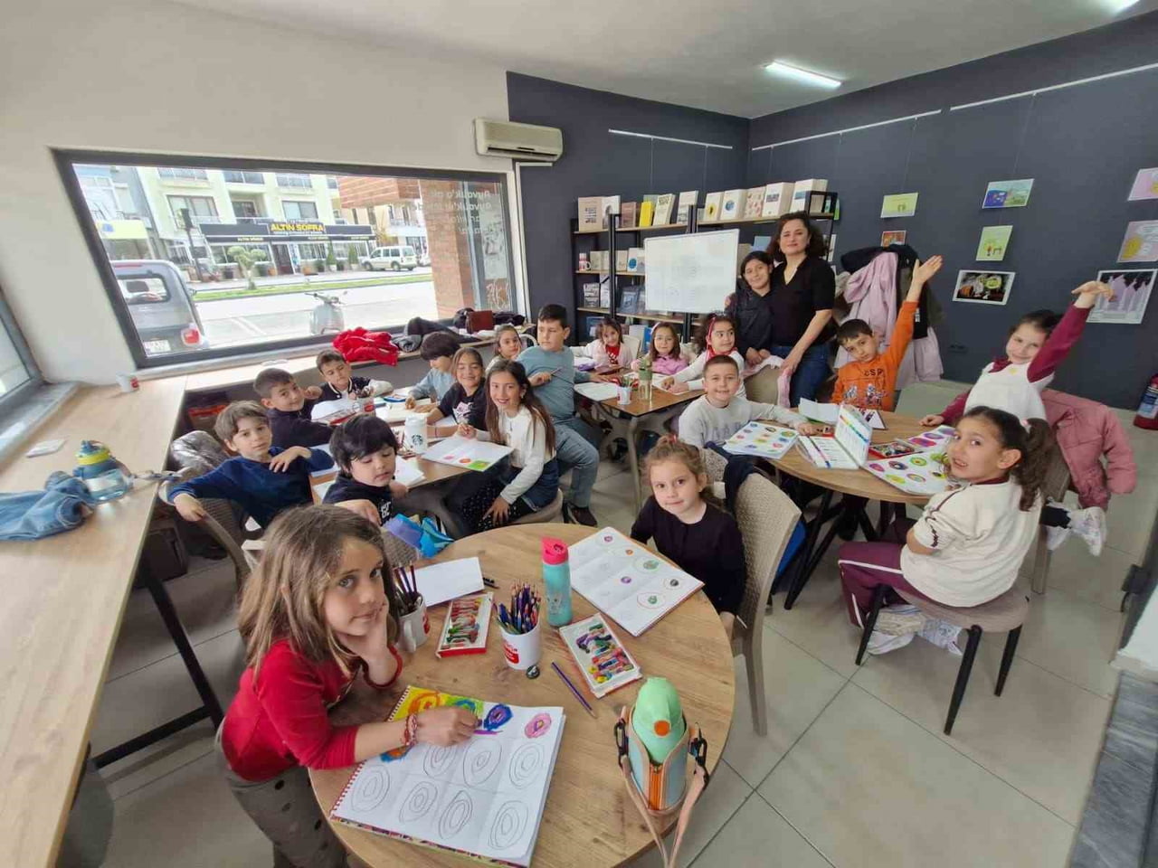 AYVALIK BELEDİYESİ TARAFINDAN DÜZENLENEN RESİM VE KARA KALEM ATÖLYELERİ, ÇOCUKLARIN YOĞUN...