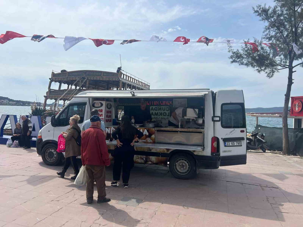 AYVALIK HÜSAMETTİN CİNDORUK'U UNUTMADI