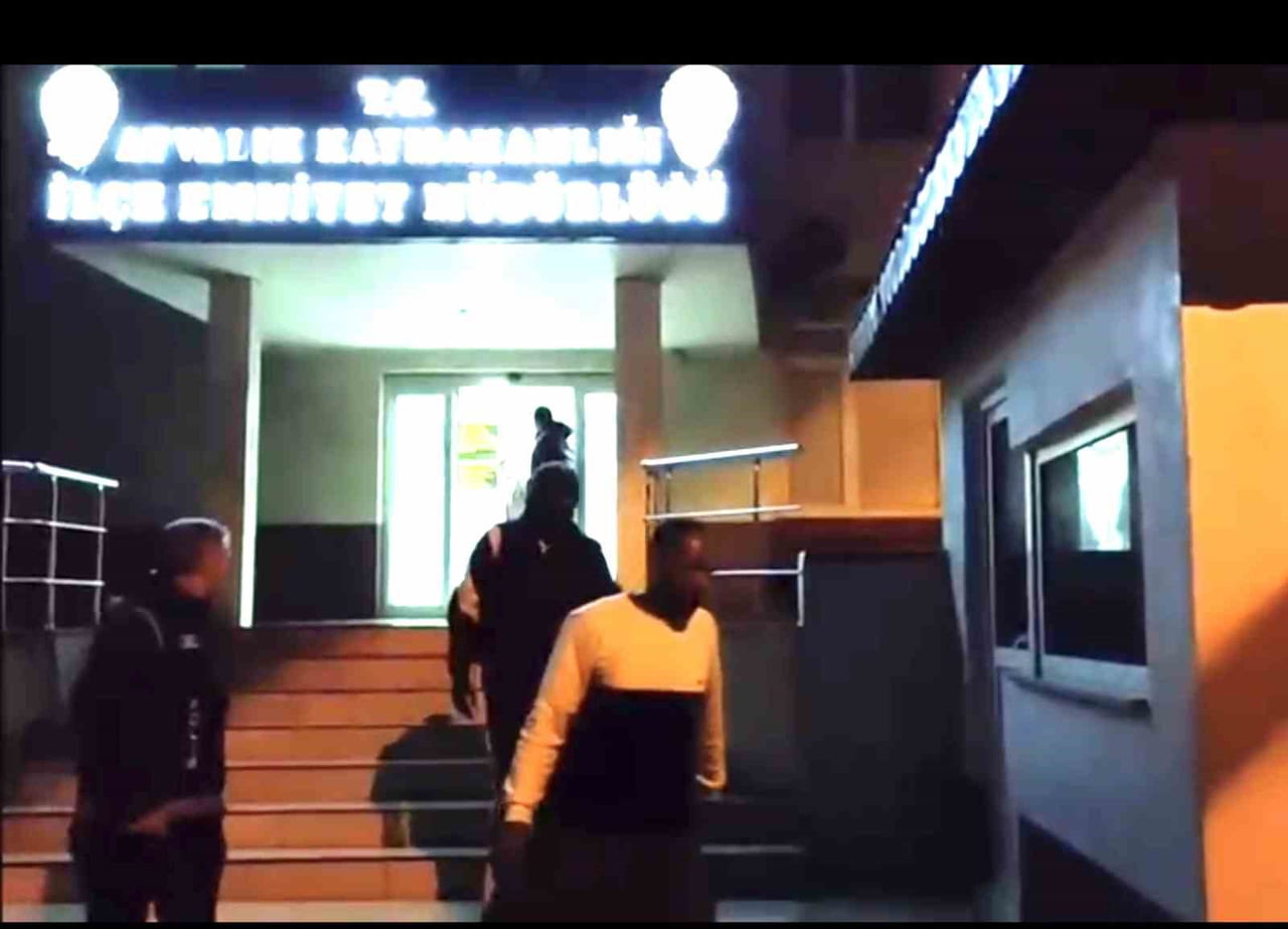 AYVALIK POLİSİNDEN SAĞANAK YAĞMUR ALTINDA GÖÇMEN AVI