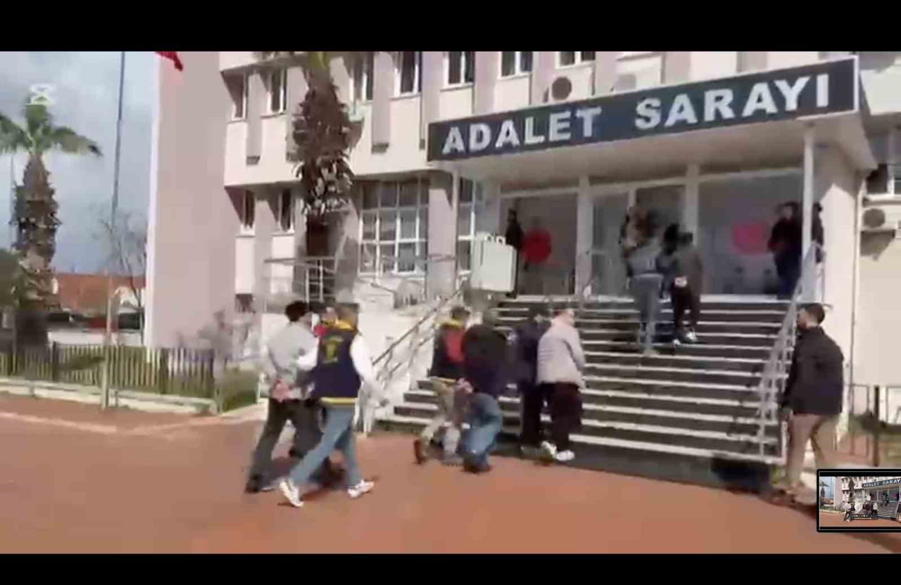 AYVALIK POLİSİNDEN SAĞANAK YAĞMUR ALTINDA GÖÇMEN AVI