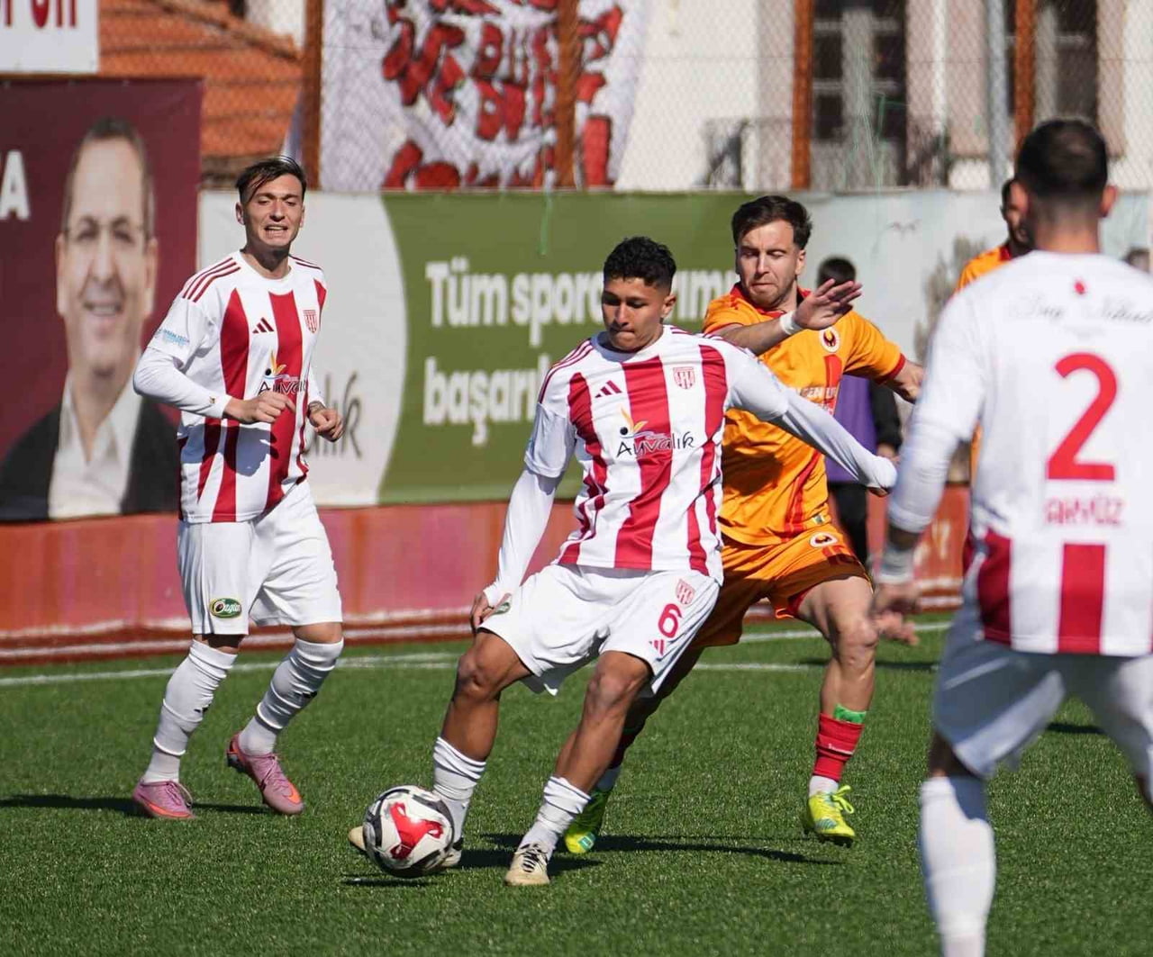 AYVALIKGÜCÜ BELEDİYESPOR’UN HENÜZ 20 YAŞINDAKİ ÖN LİBERO OYUNCUSU EMİRHAN BOZ, BU SEZON SAHAYA...