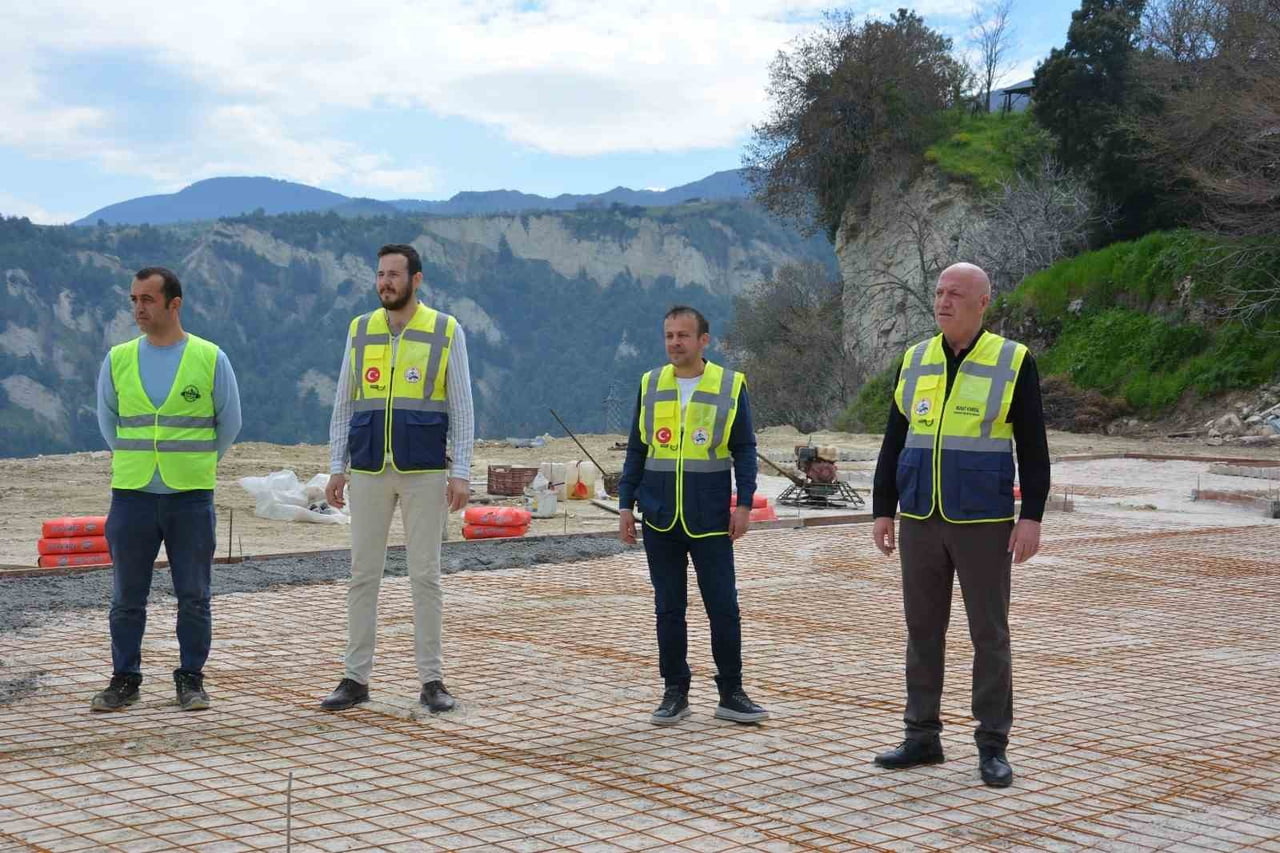 BABADAĞ BELEDİYE BAŞKANI MURAT KUMRAL, İLÇEYE KAZANDIRILACAK YENİ SOSYAL TESİSLERDE DEVAM EDEN...