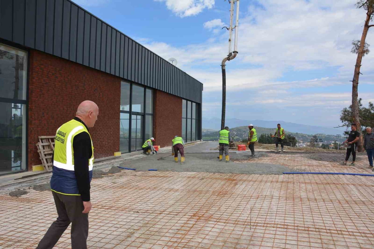 BABADAĞ BELEDİYE BAŞKANI MURAT KUMRAL, İLÇEYE KAZANDIRILACAK YENİ SOSYAL TESİSLERDE DEVAM EDEN...