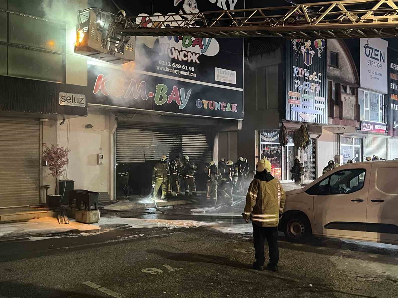 BAĞCILAR’DAKİ İSTOÇ TİCARET MERKEZİ’NDE BULUNAN İKİ KATLI İŞ YERİNDE ÇIKAN YANGIN İTFAİYE...