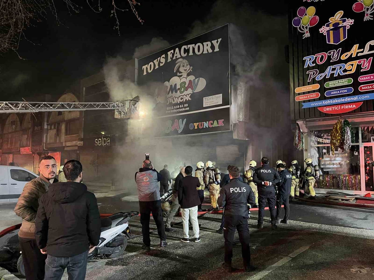 BAĞCILAR’DAKİ İSTOÇ TİCARET MERKEZİ’NDE BULUNAN İKİ KATLI İŞ YERİNDE ÇIKAN YANGIN İTFAİYE...