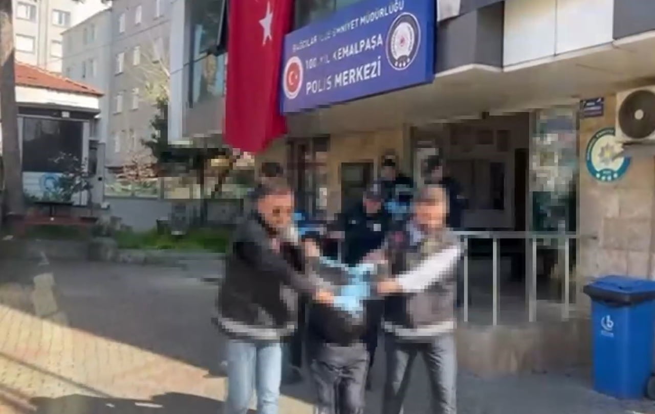 BAĞCILAR İLÇESİNDE BIÇAKLI KAVGA ESNASINDA OLAYA MÜDAHALE ETMEYE ÇALIŞAN İKİ POLİS MEMURUNU...