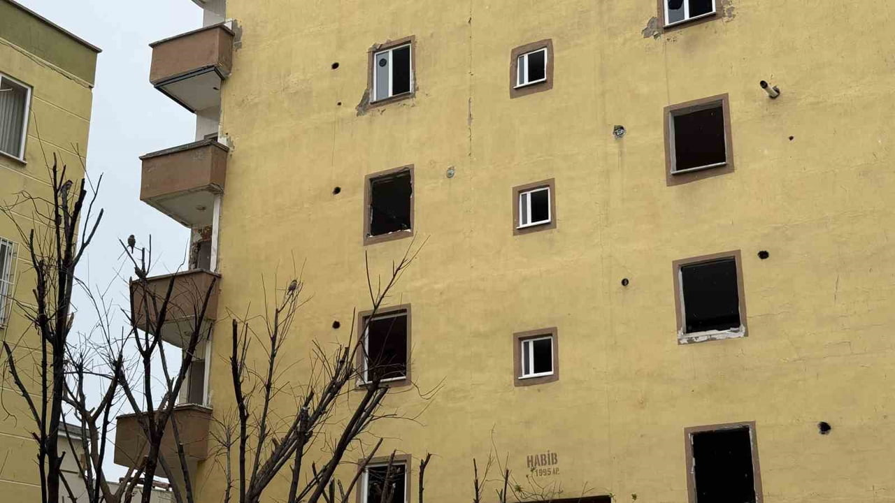 BAĞLAR İLÇESİNDE İKAMET EDENLERİN KOLONLARINDAN SES GELDİĞİ İHBARI ÜZERİNE 51 KİŞİNİN TAHLİYE...