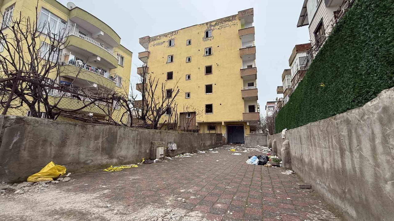 BAĞLAR İLÇESİNDE İKAMET EDENLERİN KOLONLARINDAN SES GELDİĞİ İHBARI ÜZERİNE 51 KİŞİNİN TAHLİYE...