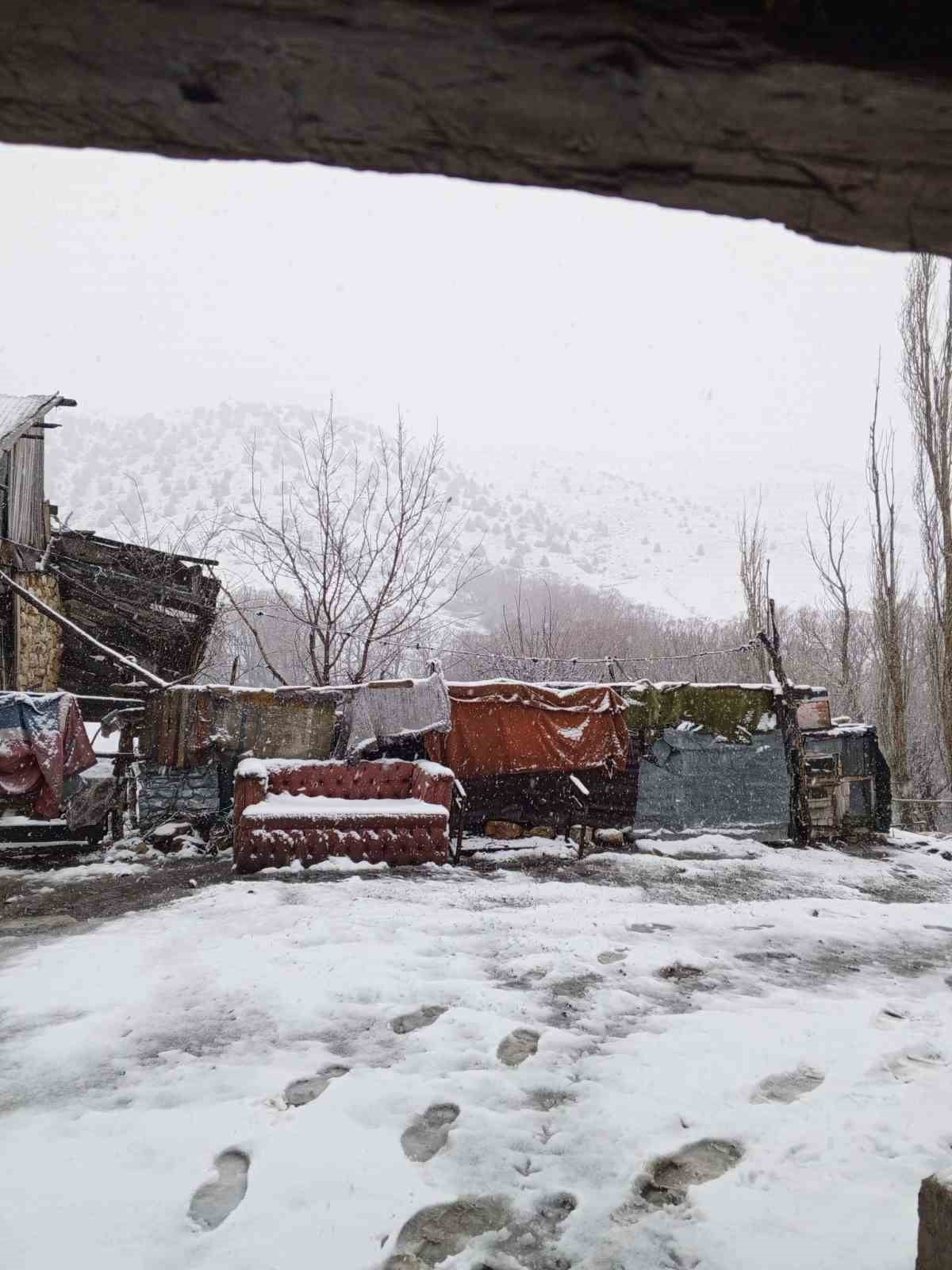 BAHARI BEKLEYEN SİVAS’TA HAVA SICAKLIKLARININ DÜŞMESİ İLE YÜKSEK KESİMLER YENİDEN KARLA...