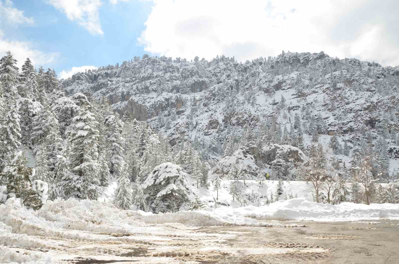 BAHARIN ORTASINDA YAZI ANDIRAN GÜNLERİN YAŞANDIĞI ANTALYA’DA, YÜKSEK KESİMLERDE ETKİLİ OLAN KAR...