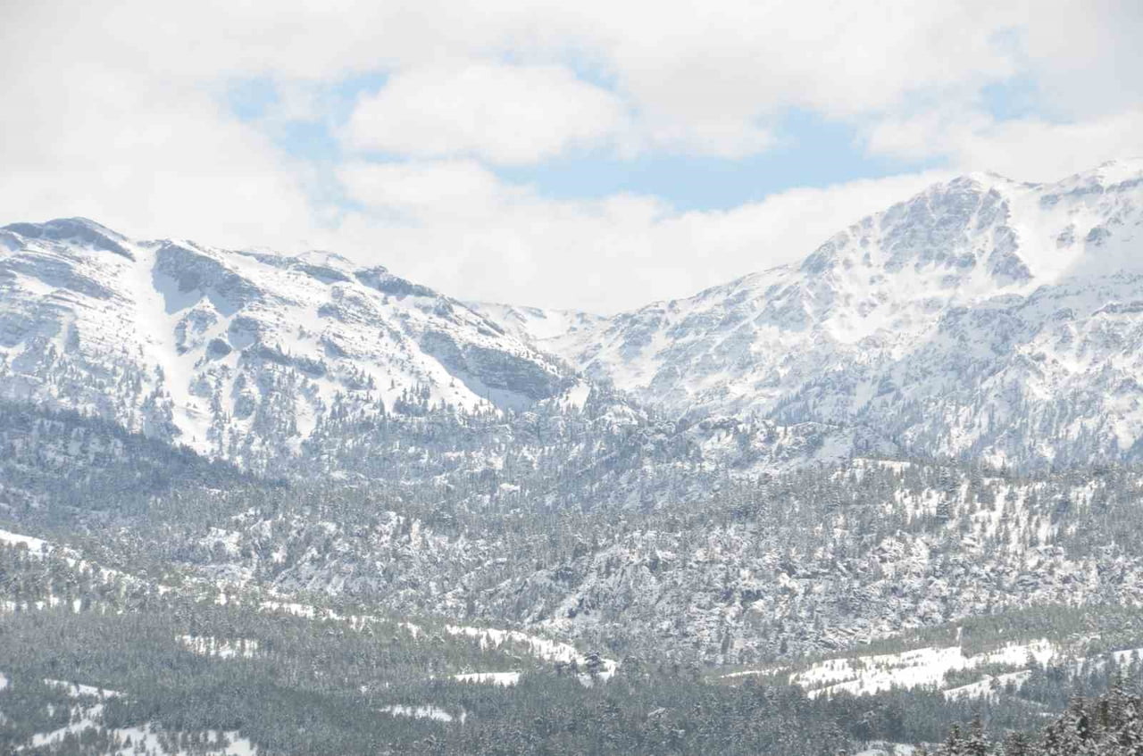 BAHARIN ORTASINDA YAZI ANDIRAN GÜNLERİN YAŞANDIĞI ANTALYA’DA, YÜKSEK KESİMLERDE ETKİLİ OLAN KAR...