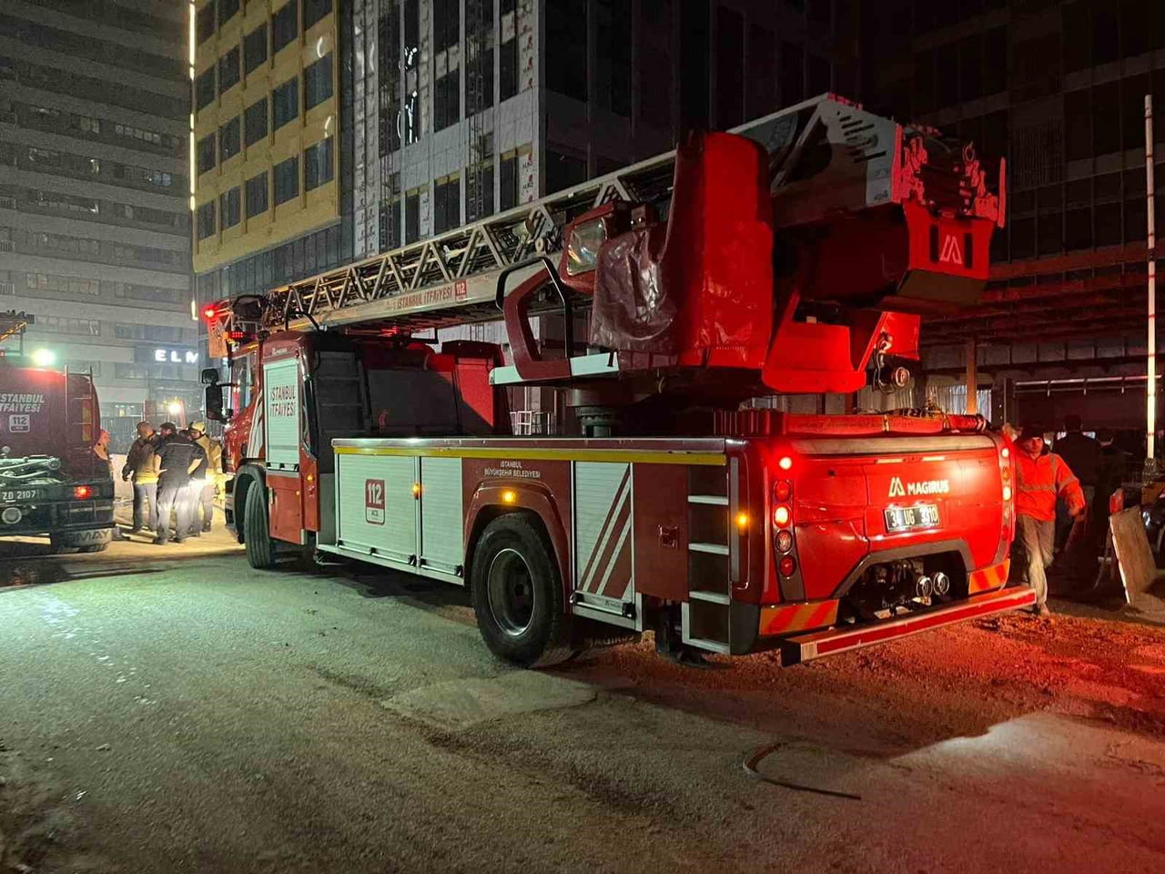 BAHÇELİEVLER İNŞAAT HALİNDE OLAN 12 KATLI BİNANIN ELEKTRİK PANELİNDE YANGIN ÇIKTI.