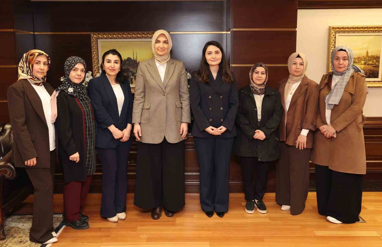 BAHŞILI KAYMAKAMI FİDAN BOZKIR (SAĞDAN 4'ÜNCÜ ) VE KURİSYER KADINLAR ROL MODEL VE REHBERLİK...