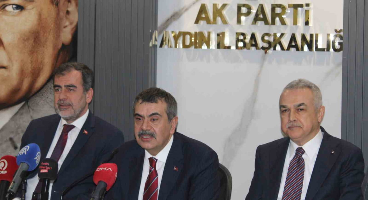 BAKAN TEKİN, AK PARTİ İL BAŞKANLIĞI'NDA PARTİLİLER İLE BİR ARAYA GELDİ