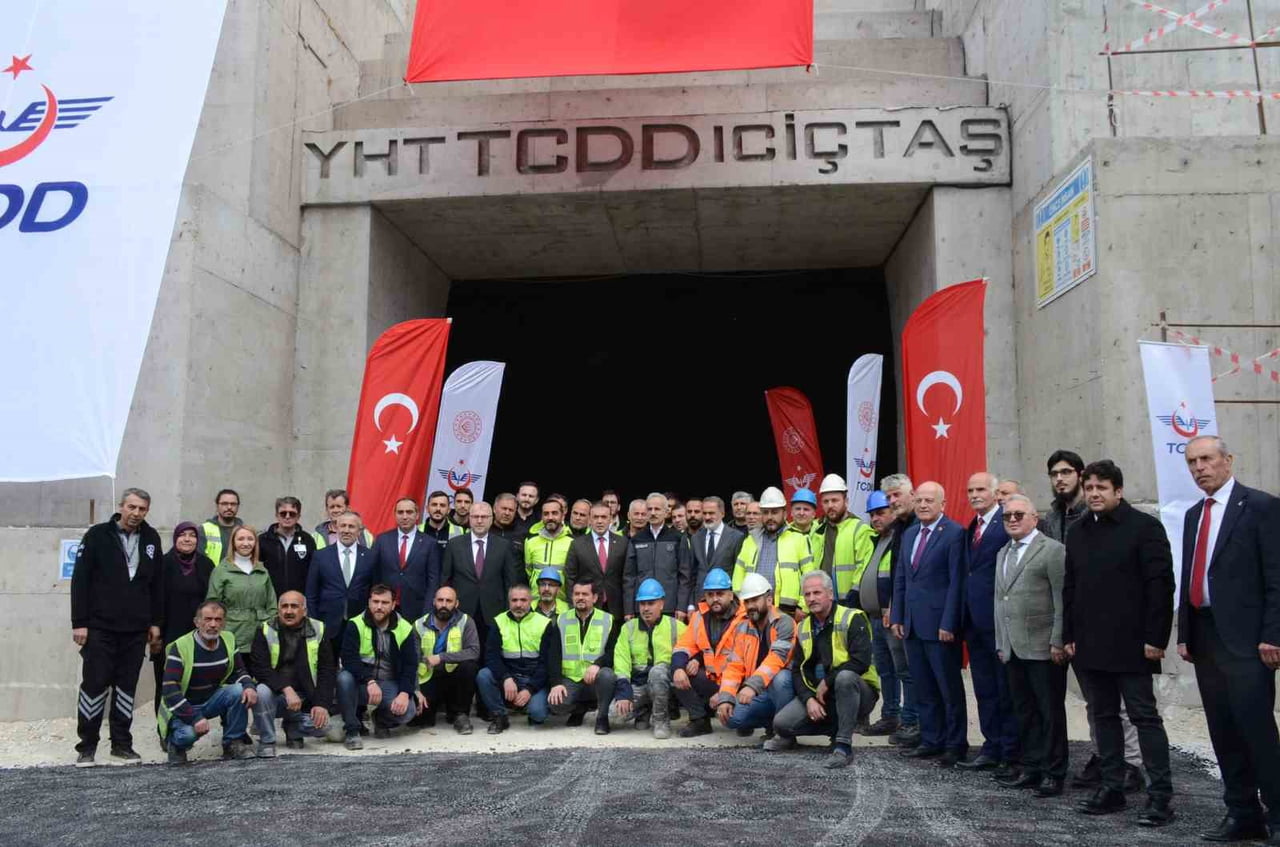 BAKAN URALOĞLU, "ELEKTRİFİKASYON VE SİNYALİZASYON İMALATLARINI 2027 YILINDA TAMAMLAMAYI...