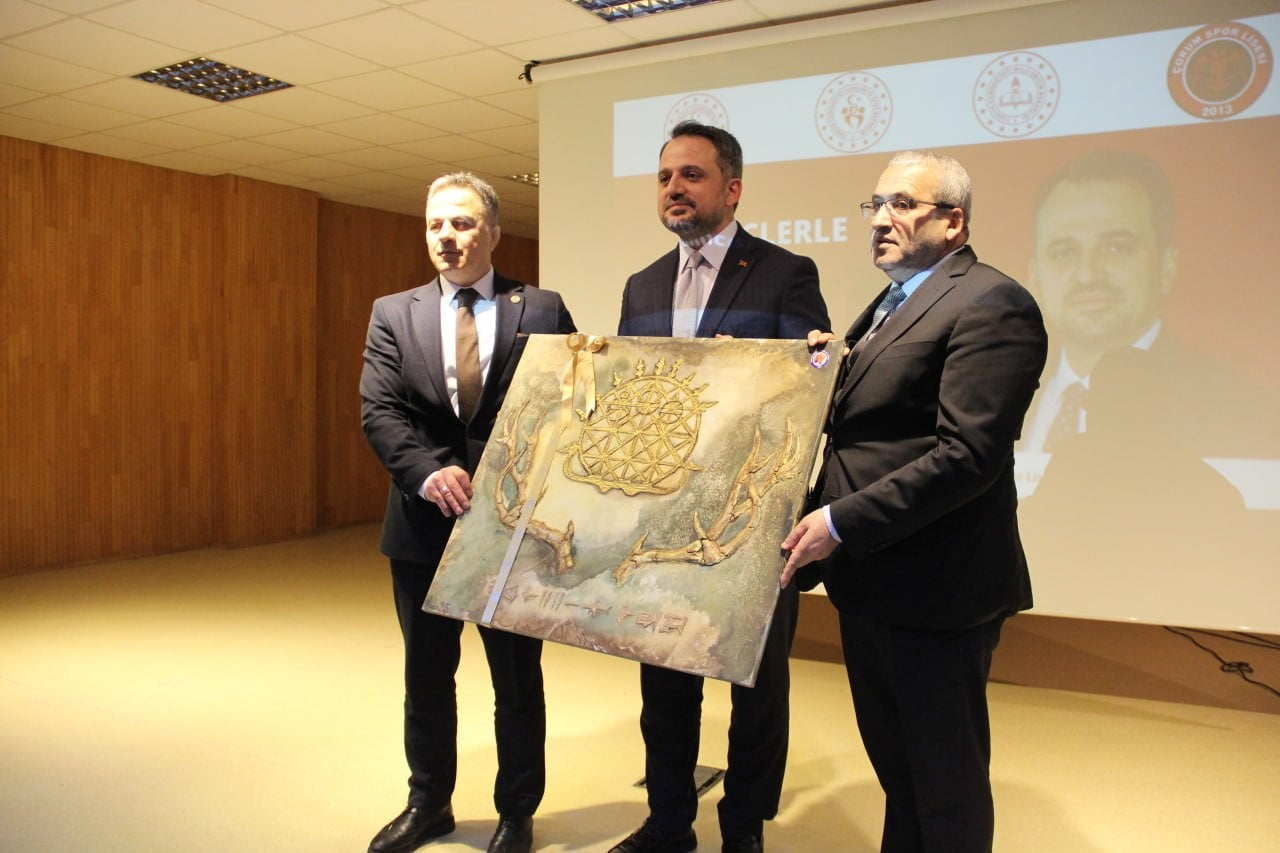 BAKAN YARDIMCISI EMİNOĞLU'NA TABLO HEDİYE EDİLDİ.