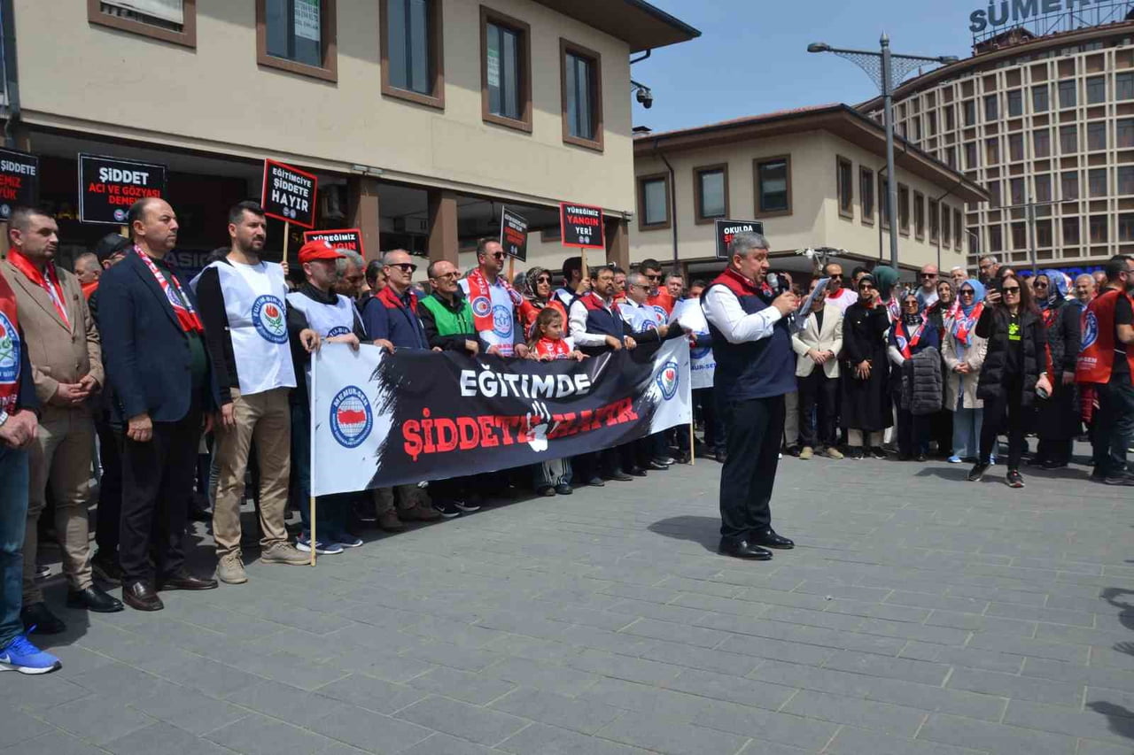 BALIKESİR'DE EĞİTİM-BİR-SEN'DEN SİVEREK SALDIRISINA PROTESTO