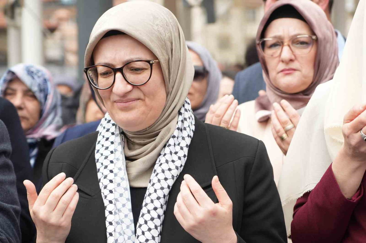 BALIKESİR'DE FİLİSTİN'E DESTEK VERMEK VE İSRAİL'E TEPKİ GÖSTERMEK İÇİN SİVİL TOPLUM KURULUŞLARI...