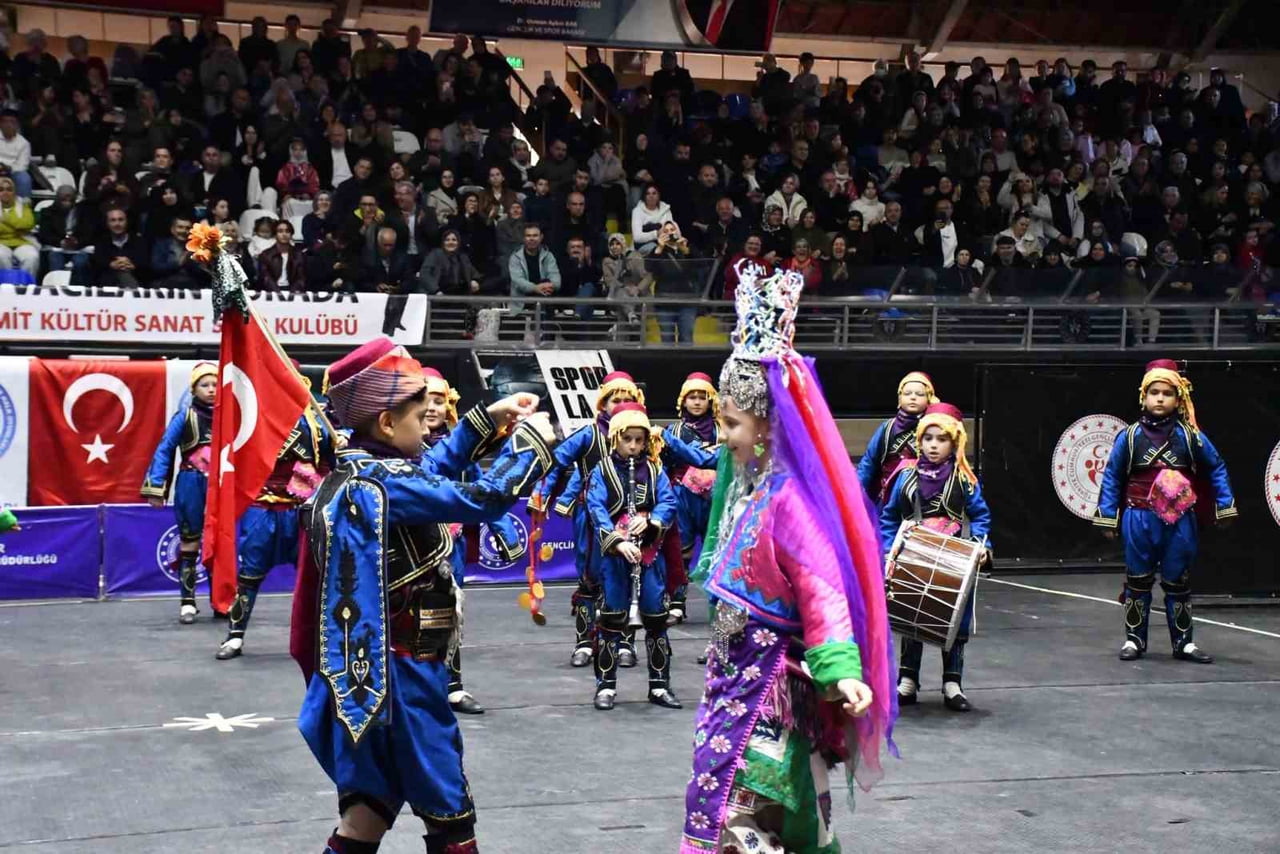 BALIKESİR'DE HALK OYUNLARI İL BİRİNCİLİĞİ YAPILDI