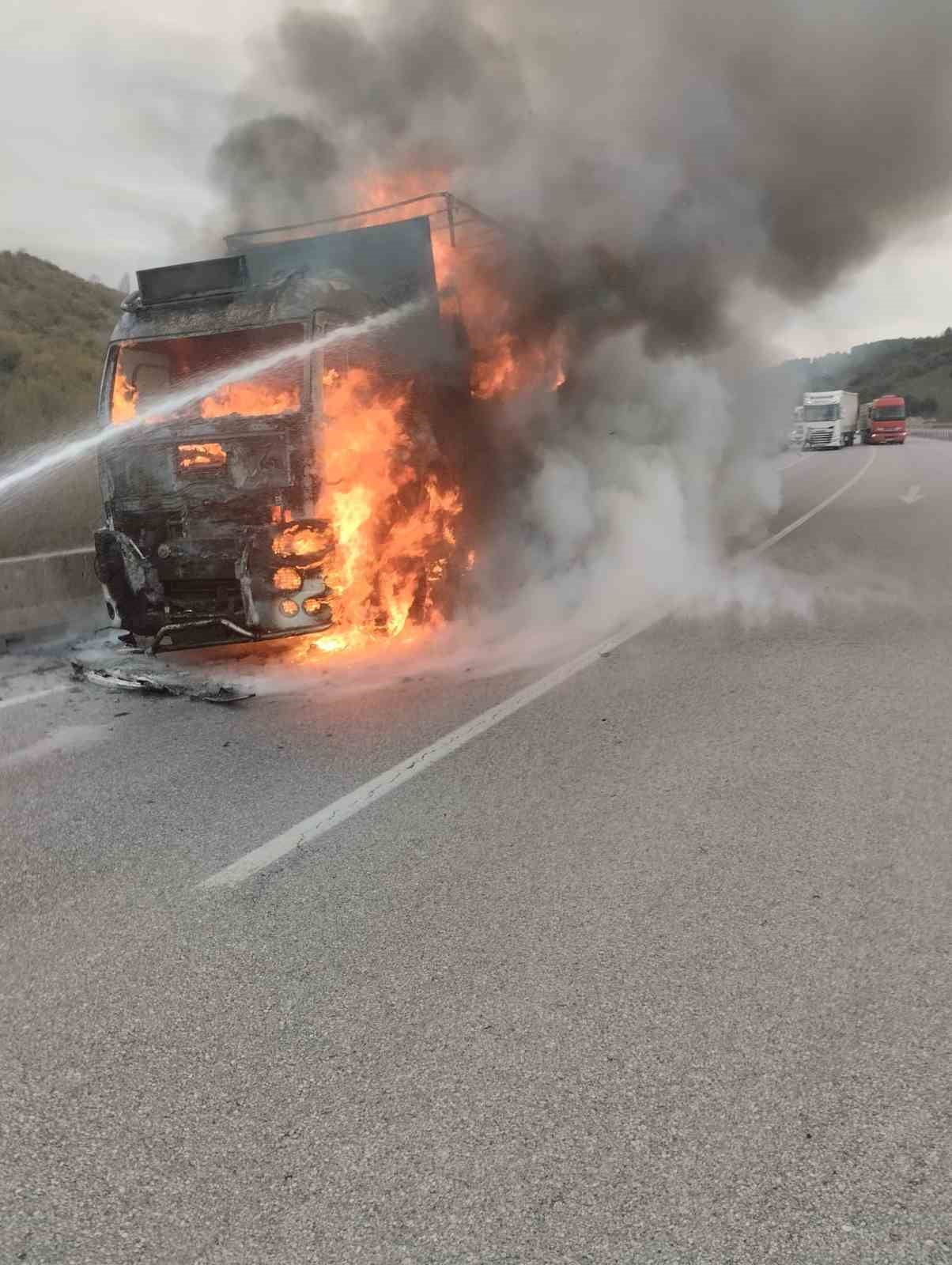 BALIKESİR'DE SEYİR HALİNDEKİ TIR VE ÇEKİCİSİ YANARAK, KULLANILMAZ HALE GELDİ.