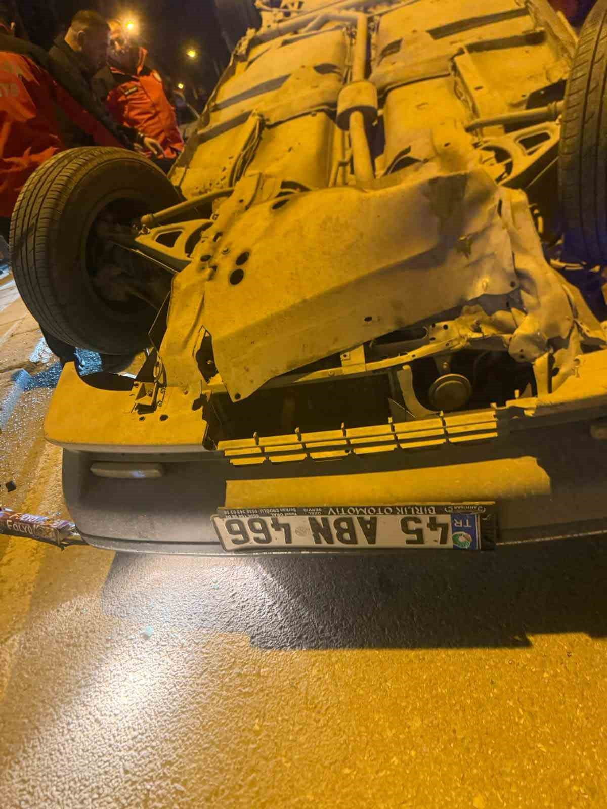 BALIKESİR'DE TAKLA ATAN OTOMOBİLDEKİ 2 KİŞİ YARALANDI