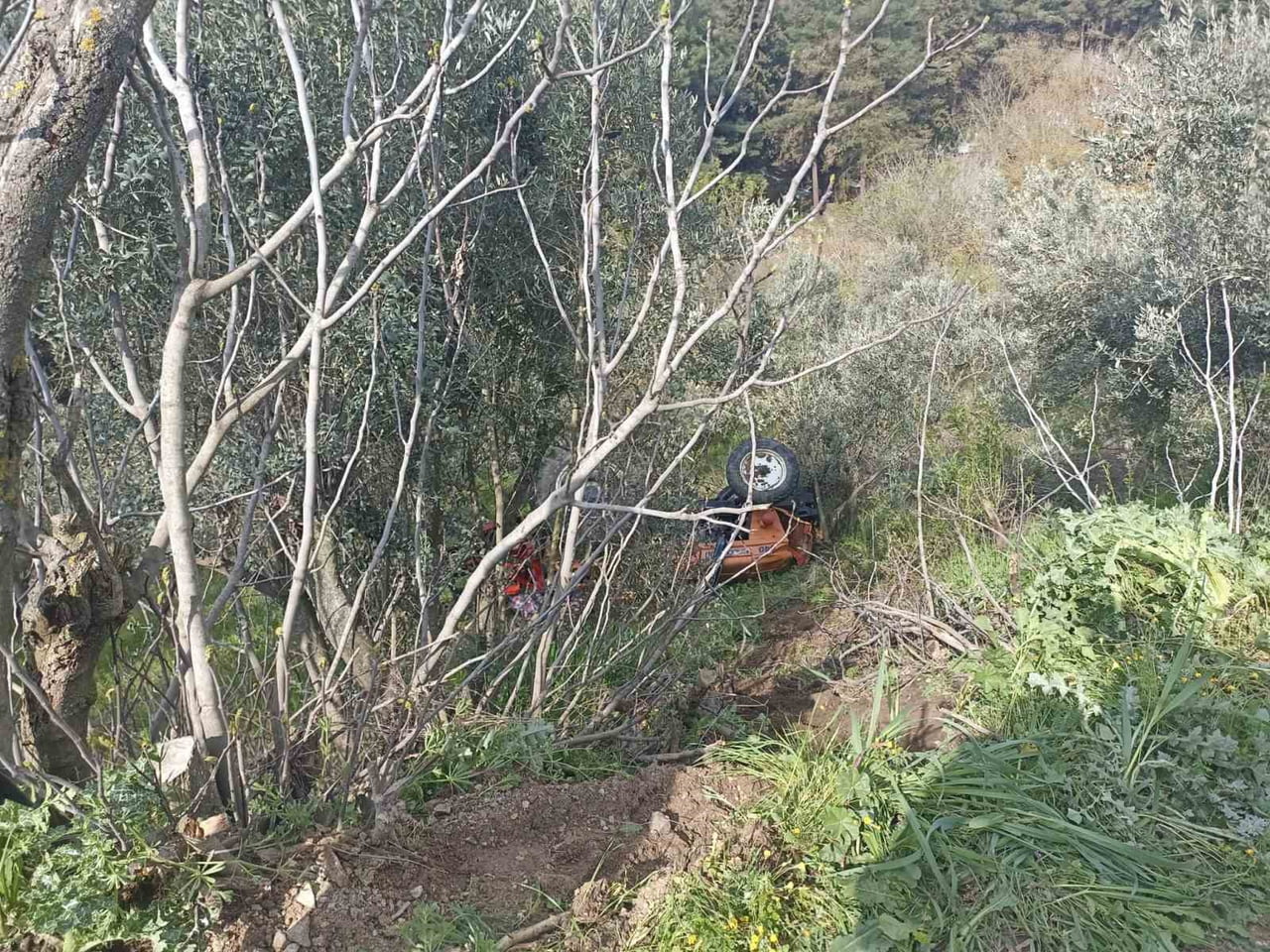 BALIKESİR'DE TRAKTÖR ŞARAMPOLE UÇTU; 2 YARALI